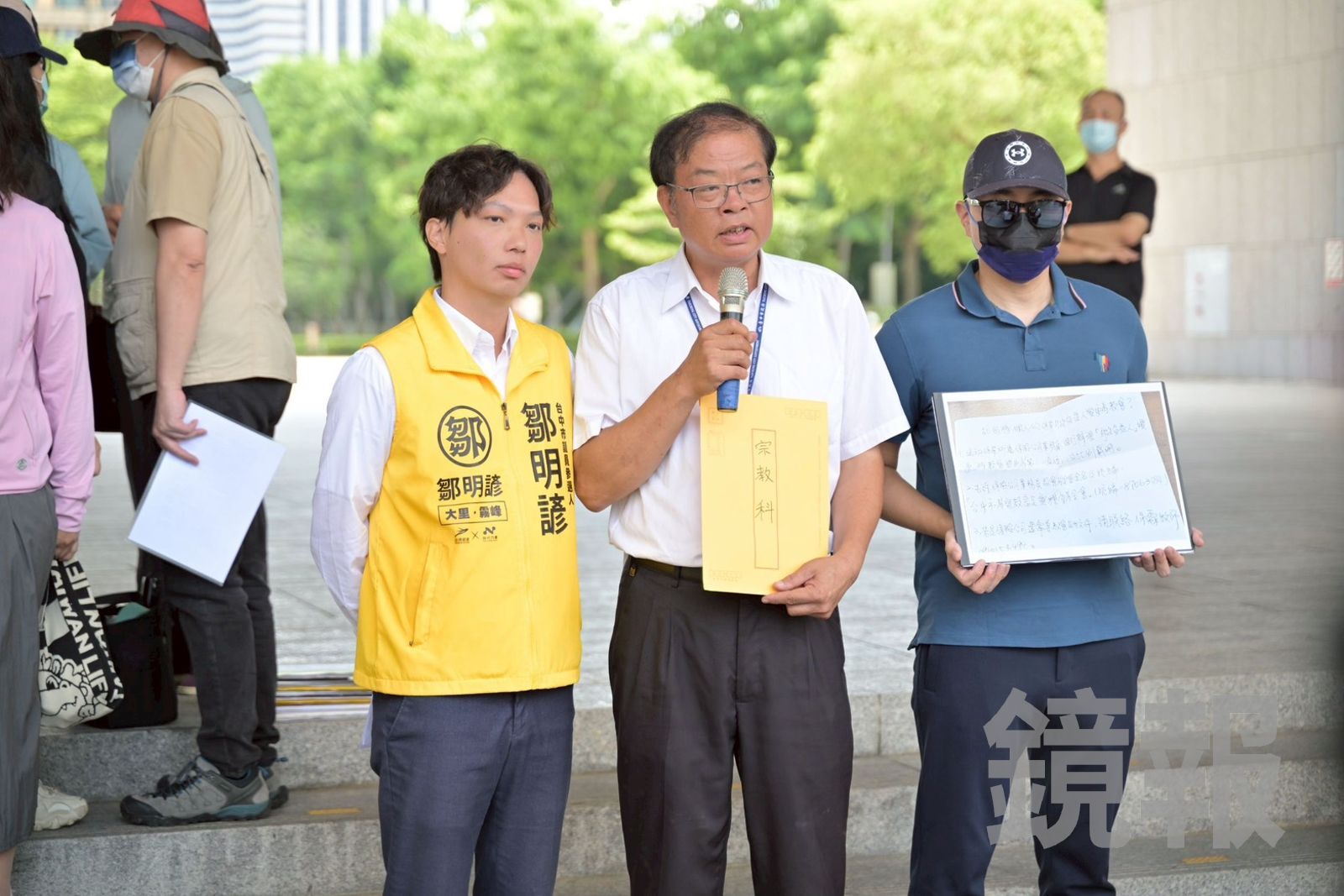 台中市民政局宗教禮俗科科長范忠賢(中)代表市府接下受害者陳情書。時代力量市議員參選人鄒明諺提供