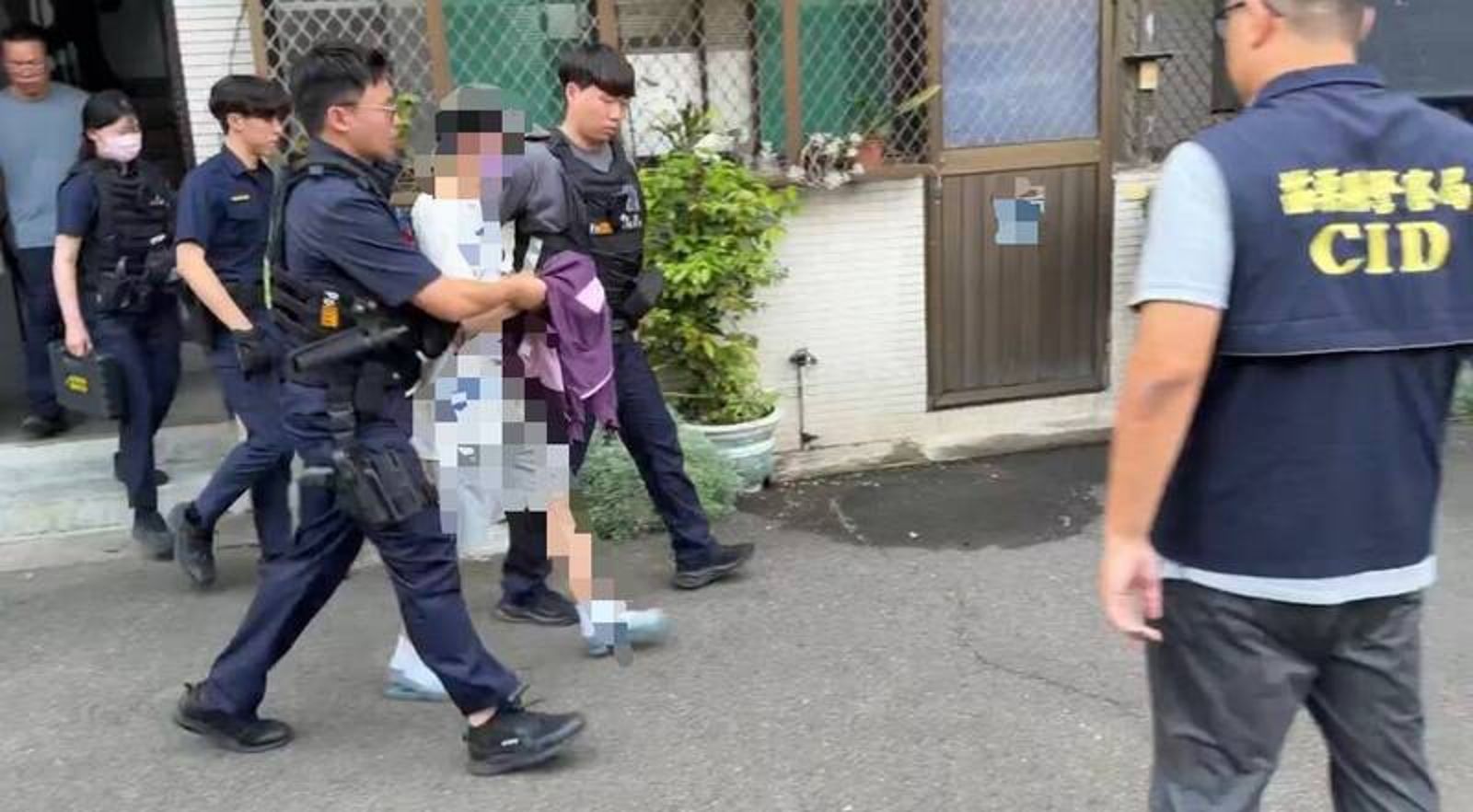 31歲男情緒失控持菜刀砍親姑　反鎖屋內與警對峙遭捕