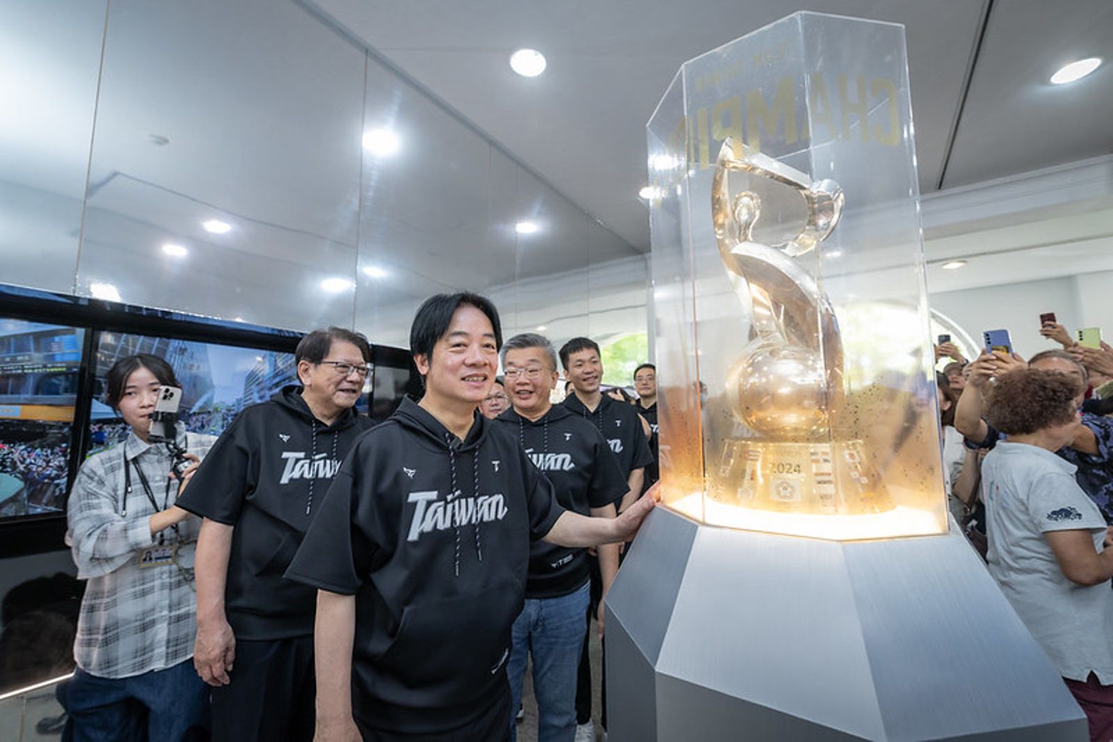 12強冠軍獎盃巡迴展今在總統府登場　賴清德：棒球代表勇氣與團結