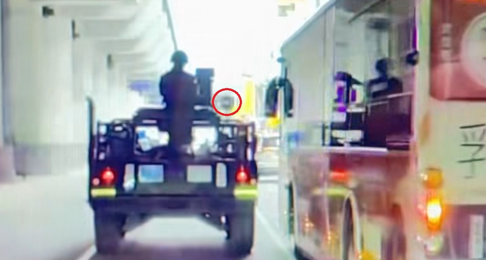 軍車車禍再+1！軍用悍馬車撞飛公車後照鏡　網看一點「不能全怪駕駛」