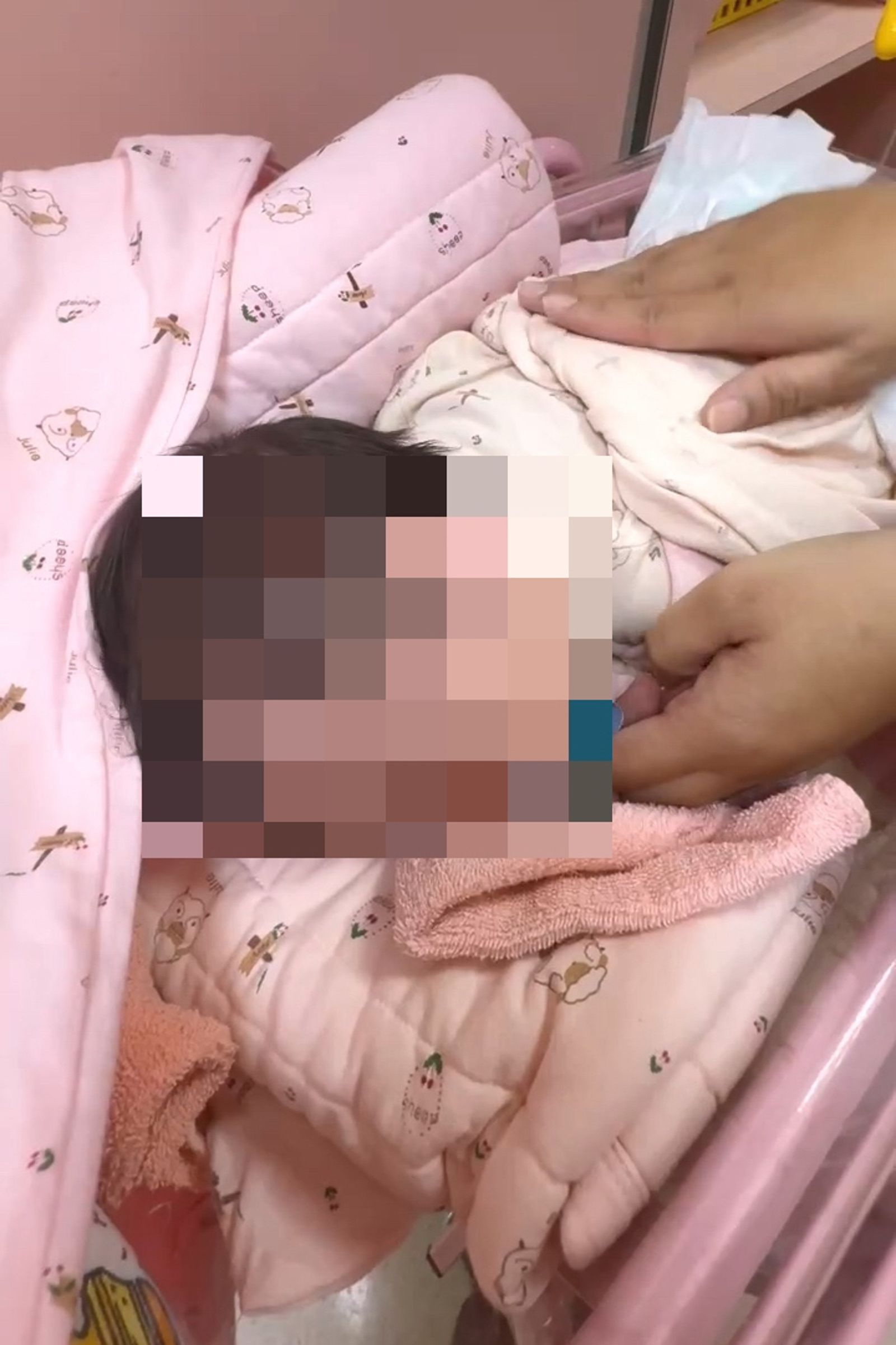男嬰不但發燒、腹瀉,還出現嚴重尿布疹,家長質疑月子中心未及時更換尿布,照護有疏失。圖/家屬提供