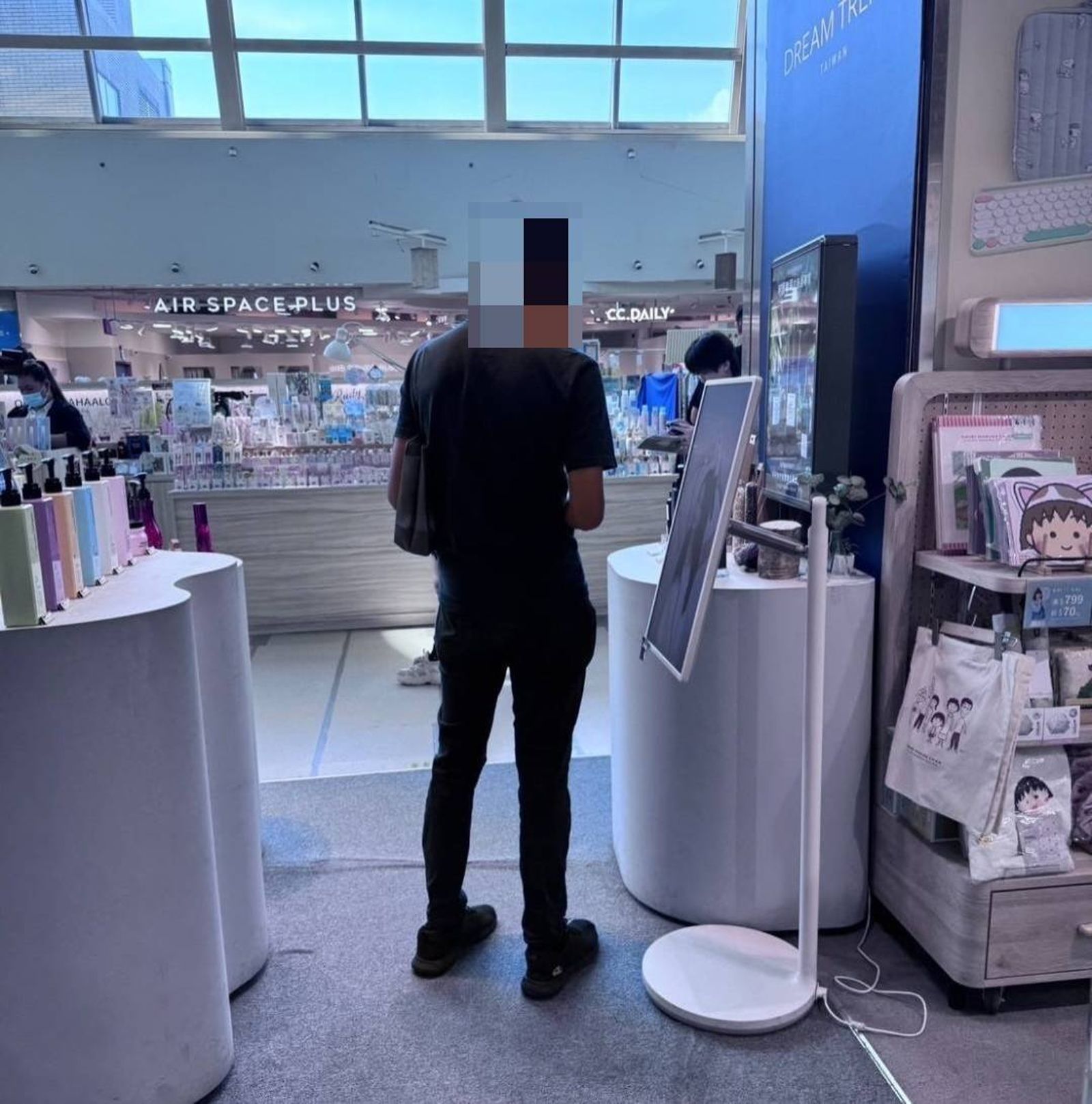 高雄夢時代偷拍狼現蹤？她逛街「鞋跟被踢」　驚見陌生男鞋頭有反光