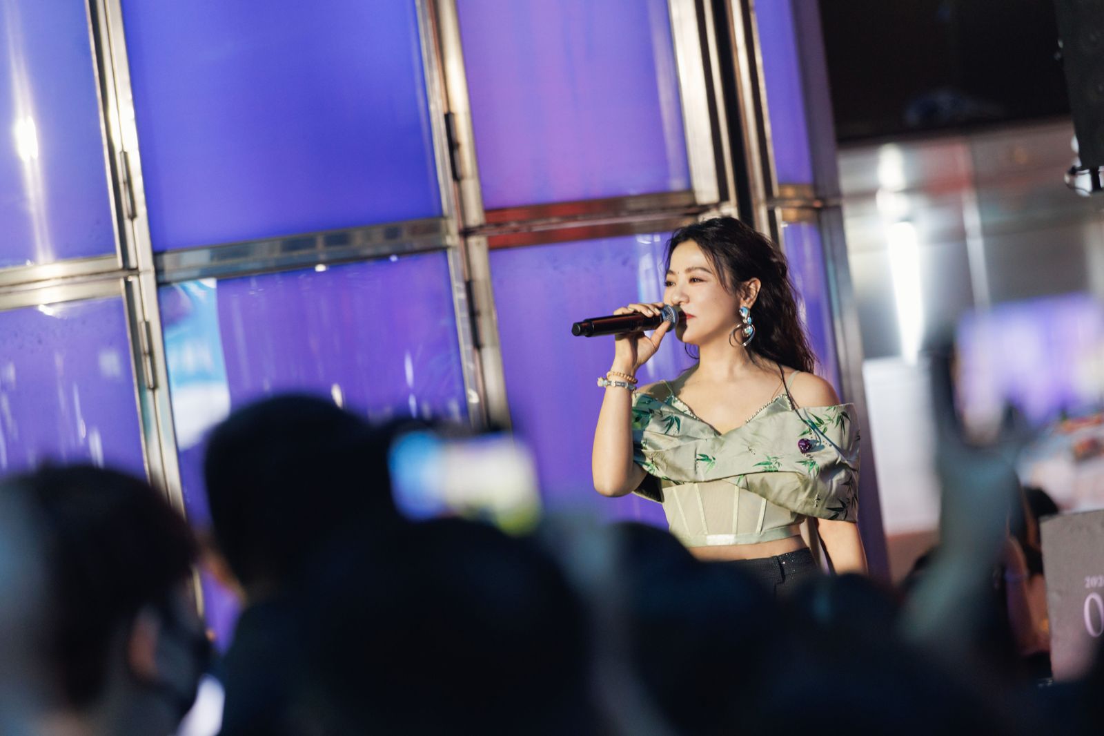 情侶當場親吻10秒!丁噹站台見證甜蜜 羨慕表情藏不住