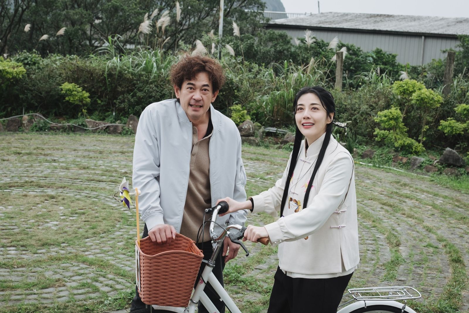 韓瑜(右)飾演阿暖,為角色投入大量心力,敬業演出備受劇組肯定,和柯叔元培養出默契。民視提供