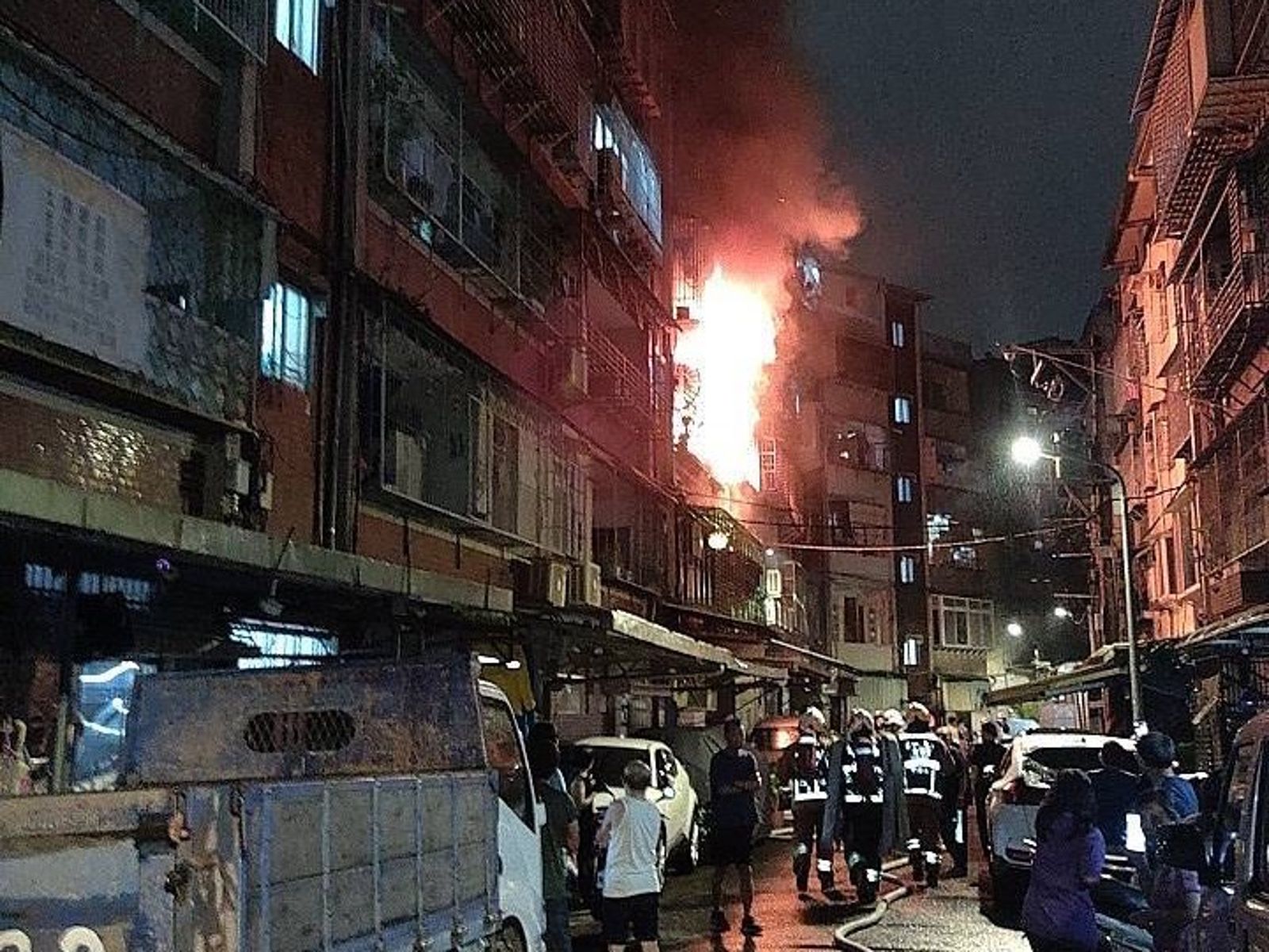 快訊/畫面曝光!板橋5樓公寓大火竄猛烈火舌 消防72人緊急搶