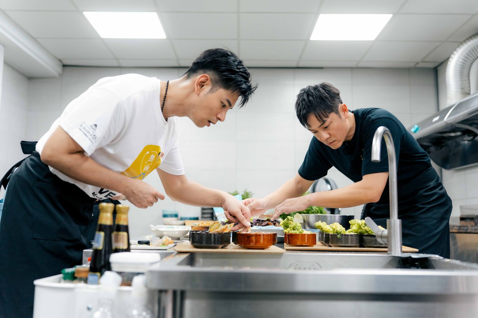 楊子儀（左）擔任小幫手與姚元浩一同備餐。好看娛樂提供