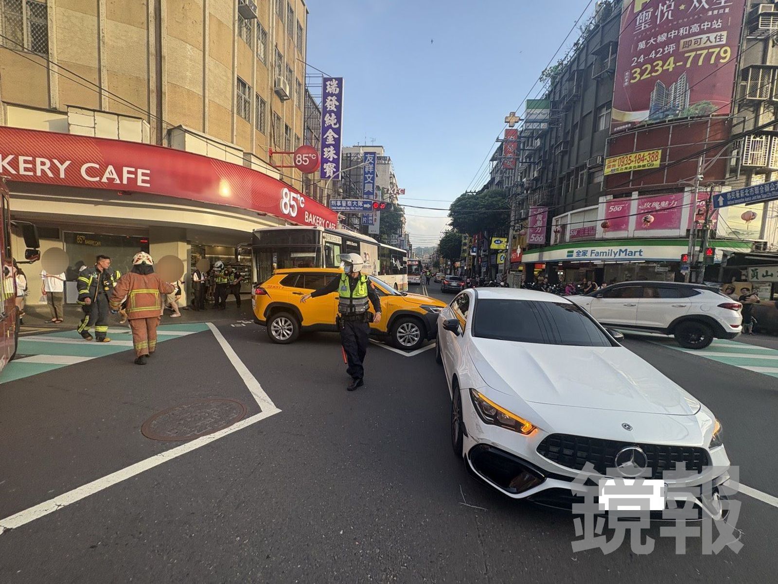 事故現場共有計程車、轎車及2部機車遭到推擠追撞。警方提供