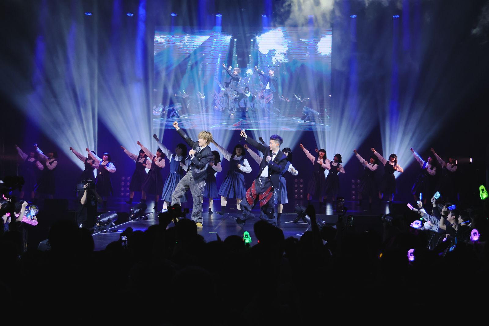 GX特別以高校生造型登場,提前讓觀眾感受到萬聖節的變裝氣氛。B’in Live Entertainment提供