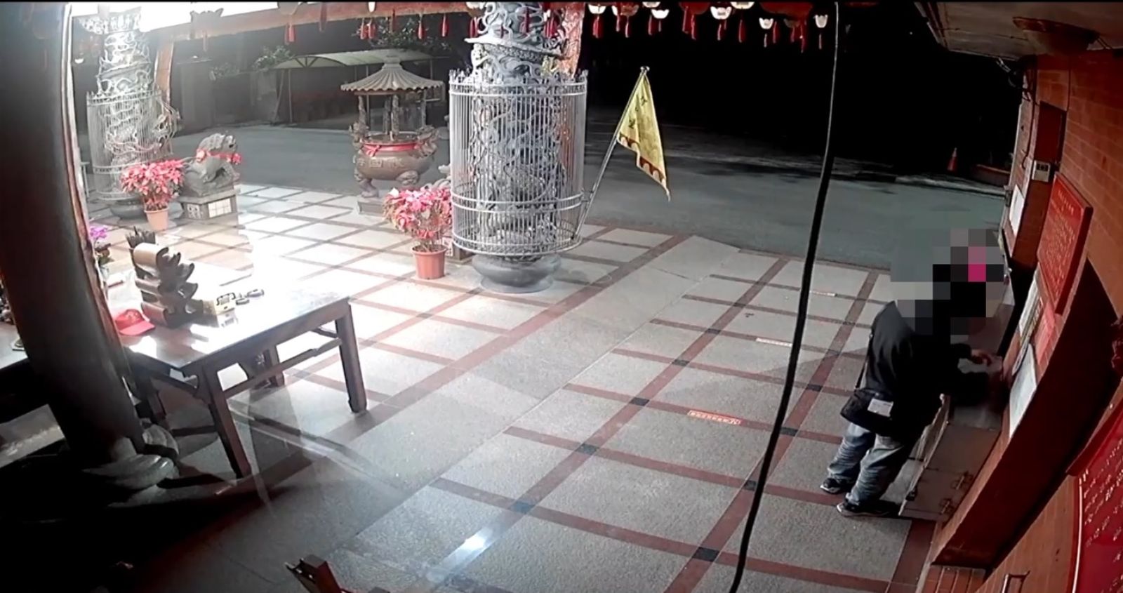 向天借膽!偷兒元宵節闖廟「釣」香油錢 行竊前雙手合十拜神…下場曝光