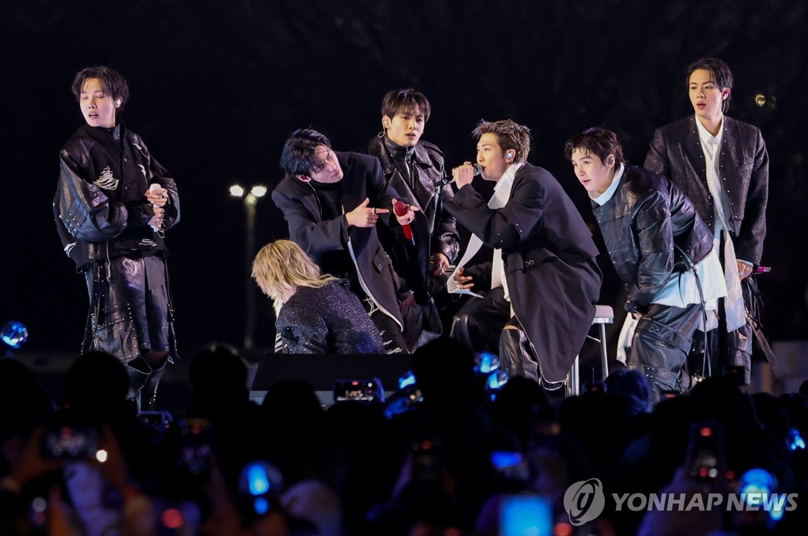 26萬人變4萬！BTS光化門開唱人數差很大　RM打石膏登台「1舉動」團魂炸裂