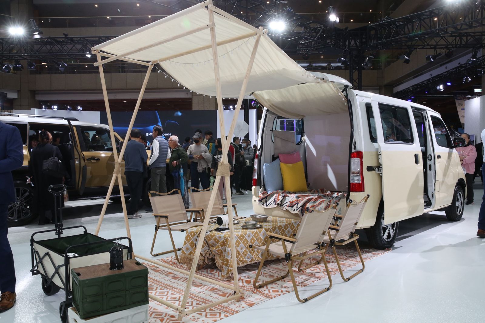 卡洛琳是露營派，看到Toyota Town Ace露營車眼睛就發亮。