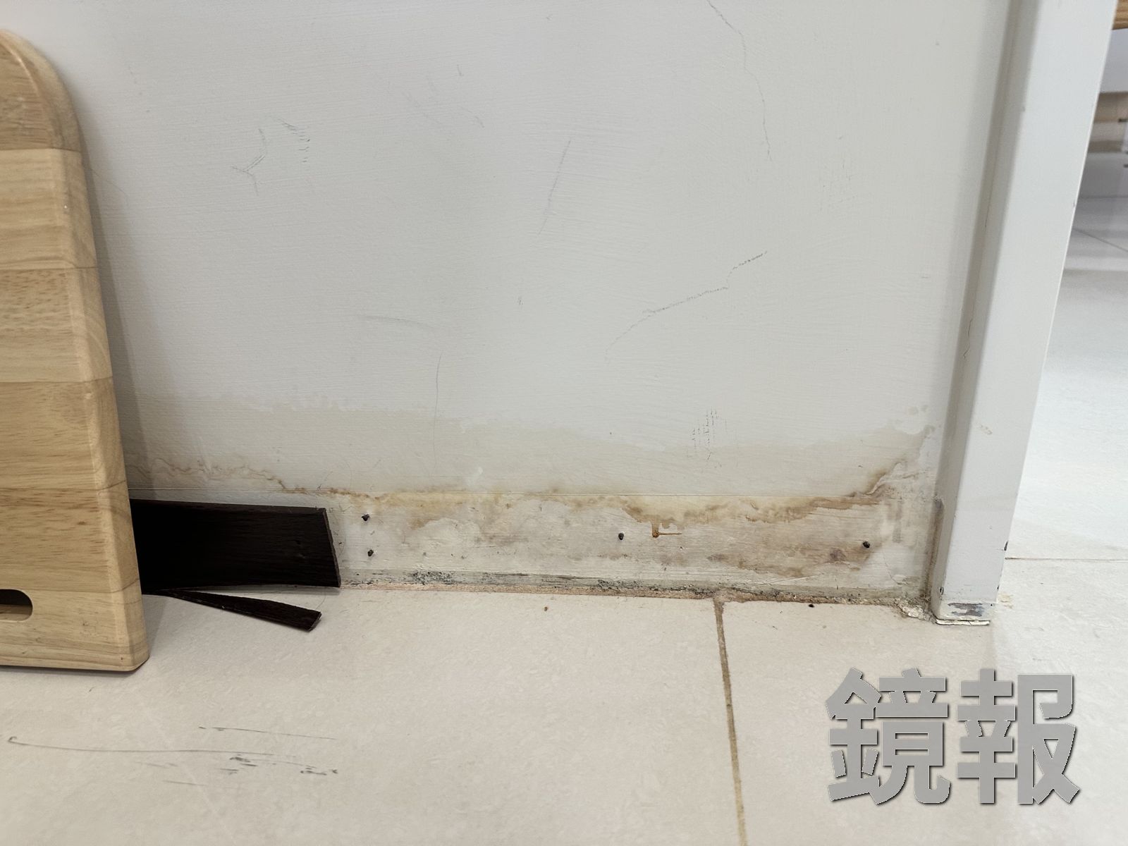 牆上的板材泡水只能拆掉,牆面水漬清楚可見。圖/屋主提供