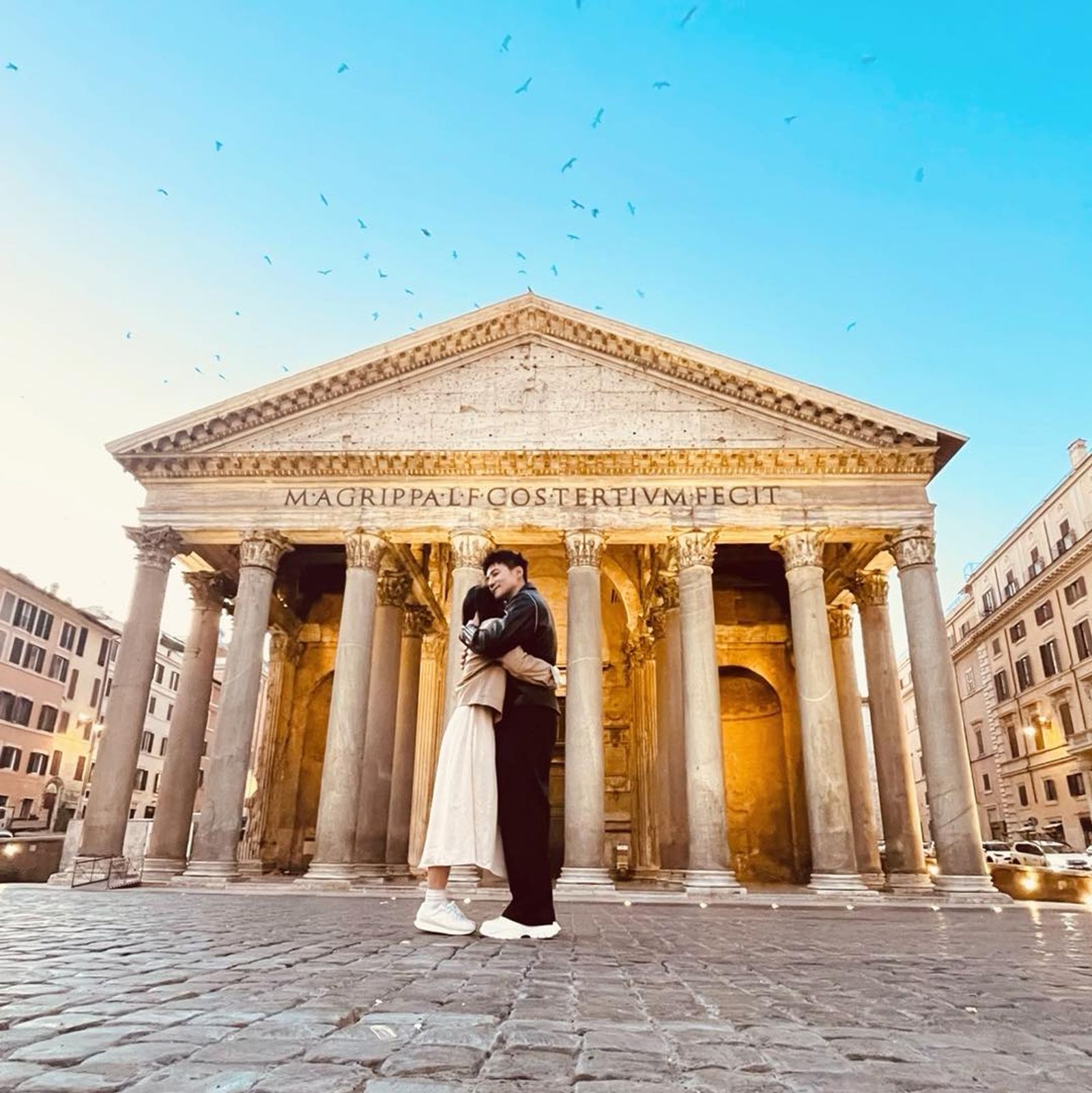 是元介元旦貼出在羅馬拍攝的婚紗照,宣布與認識多年的經紀人女友結婚。翻攝是元介臉書