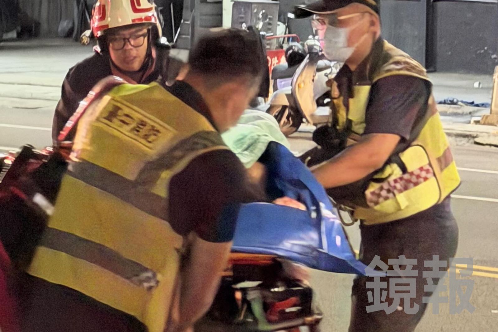 媽媽臉部與雙腿有刀傷，意識清楚，救護人員將她送醫急救。畫面授權threads jason81426