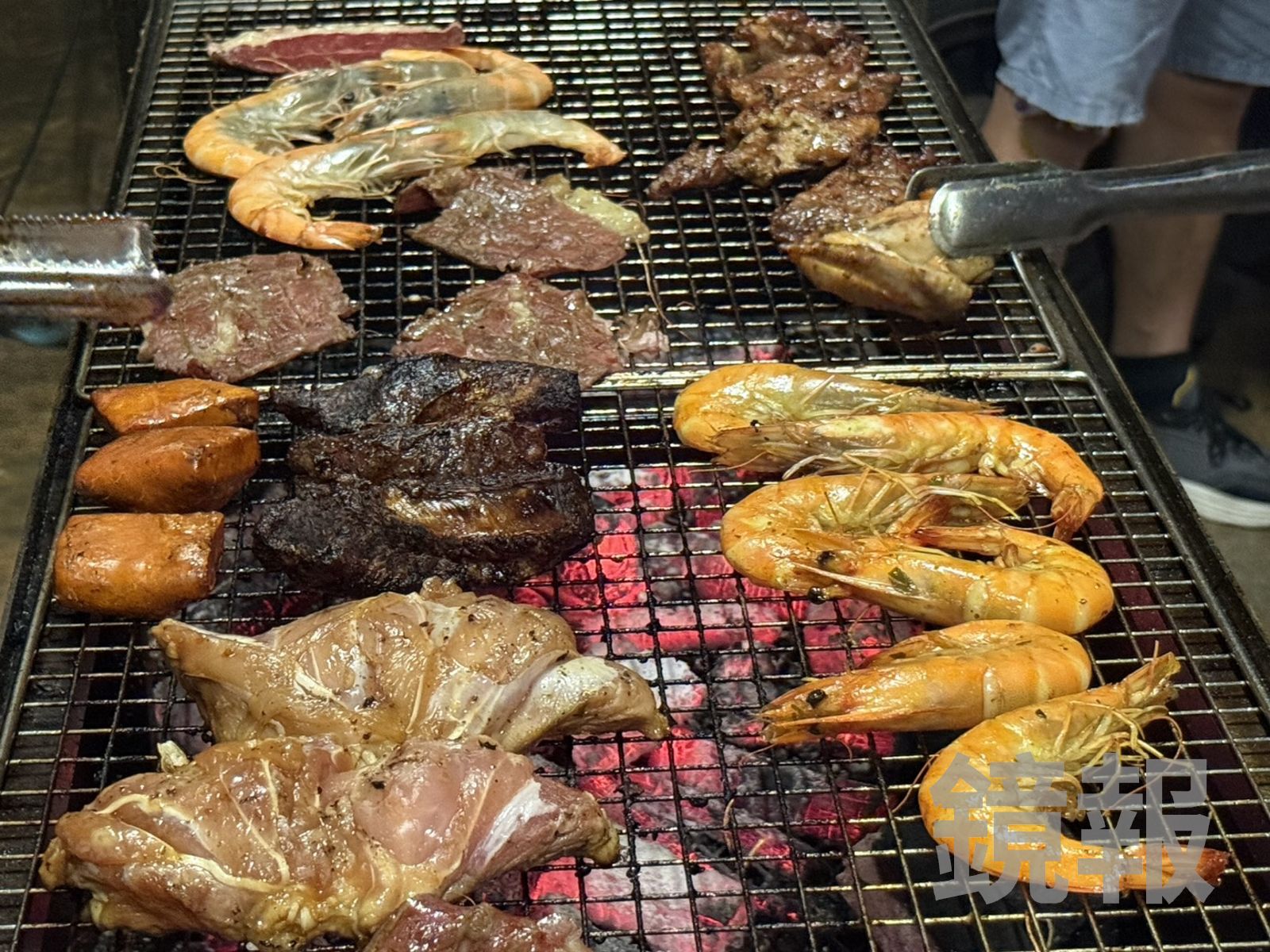台中25歲女子疑因烤肉用夾子生熟食未分開使用,還吃下未烤熟豬五花肉,結果上吐下瀉還高燒掛急診。圖/台中醫院提供