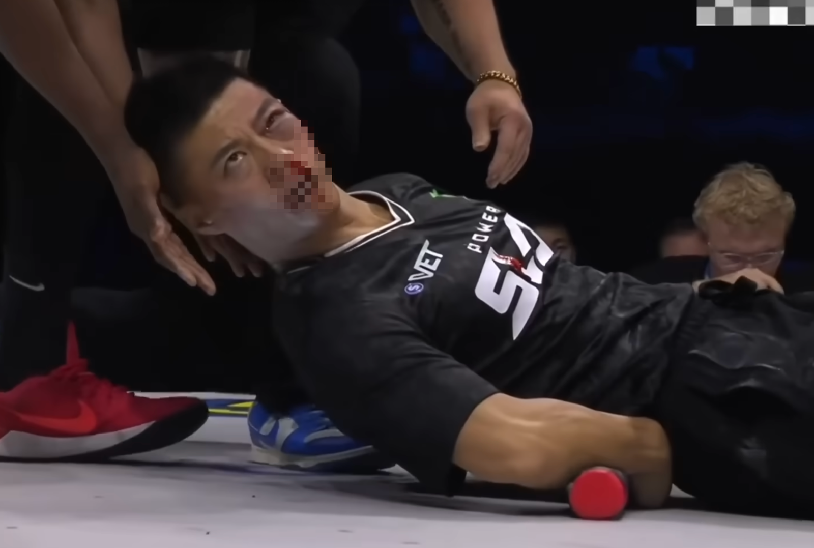 趙鴻剛翻白眼倒地昏迷。圖／翻攝自微博