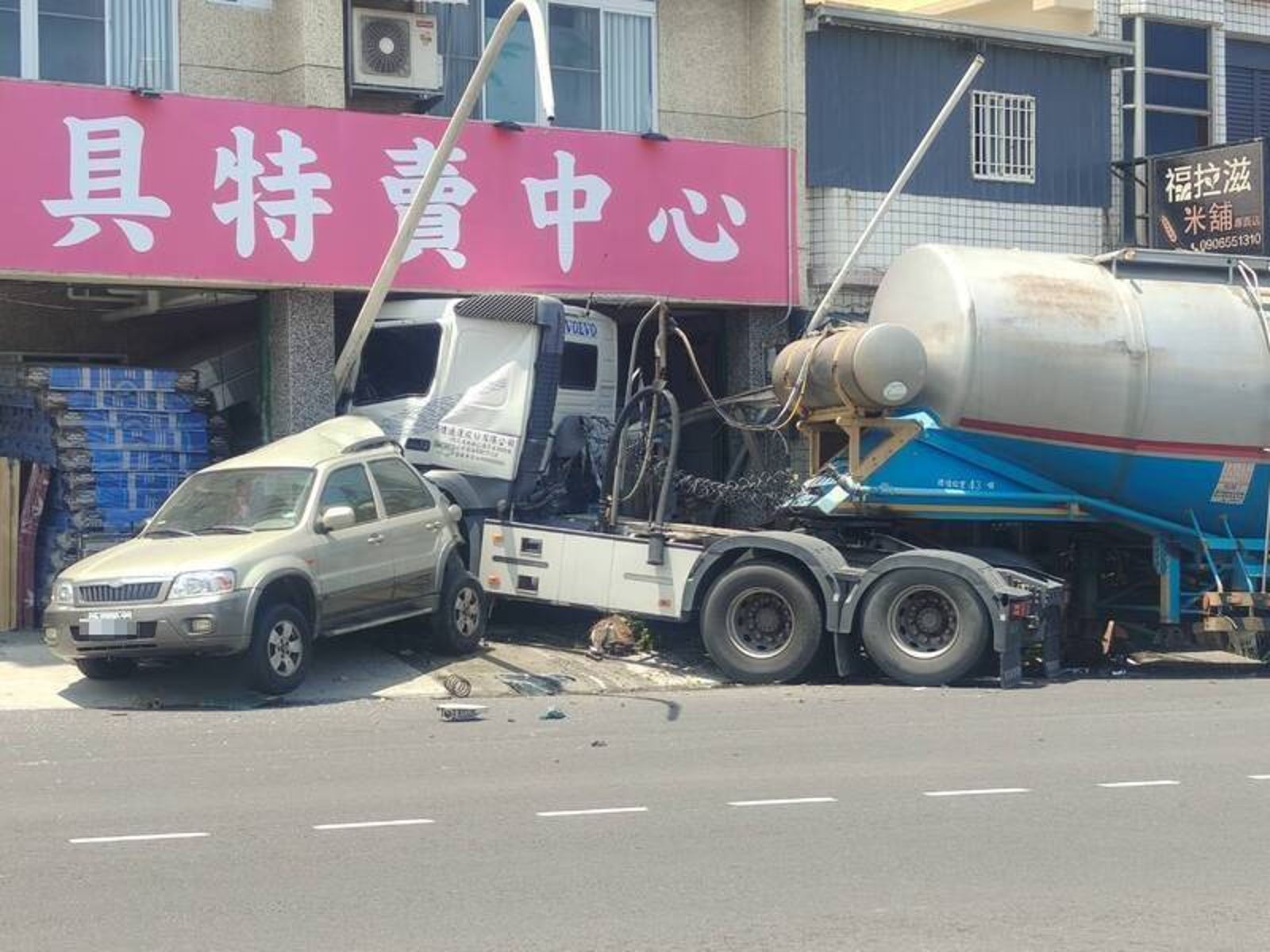 台東水泥槽車衝進寢具店!保時捷慘遭「揉成廢鐵」 現場驚悚畫面曝