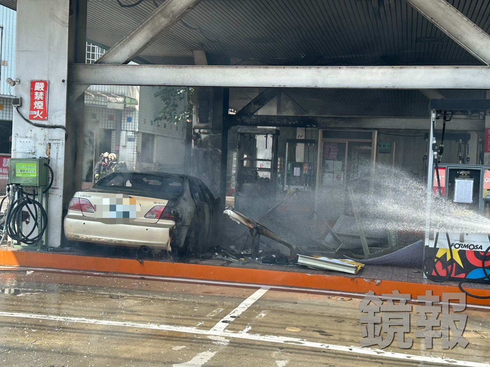 事故車輛被大火燒毀。圖/民眾提供