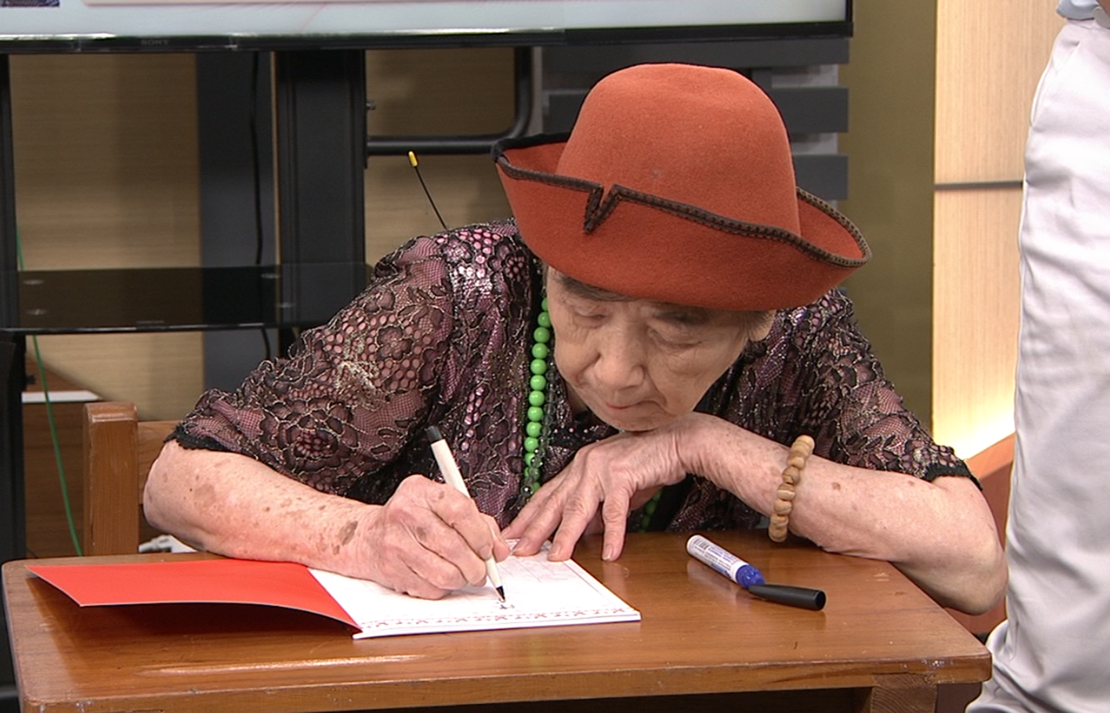 陳鴻平時鼓勵母親多練習簽名。年代提供