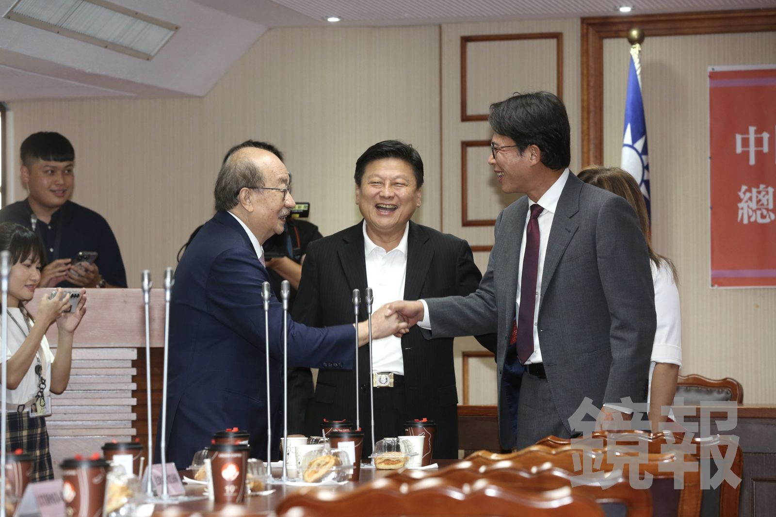 民眾黨「走讀」釀8警受傷遭辦　黃國昌當面向柯建銘抱怨：綠以前是丟汽油彈