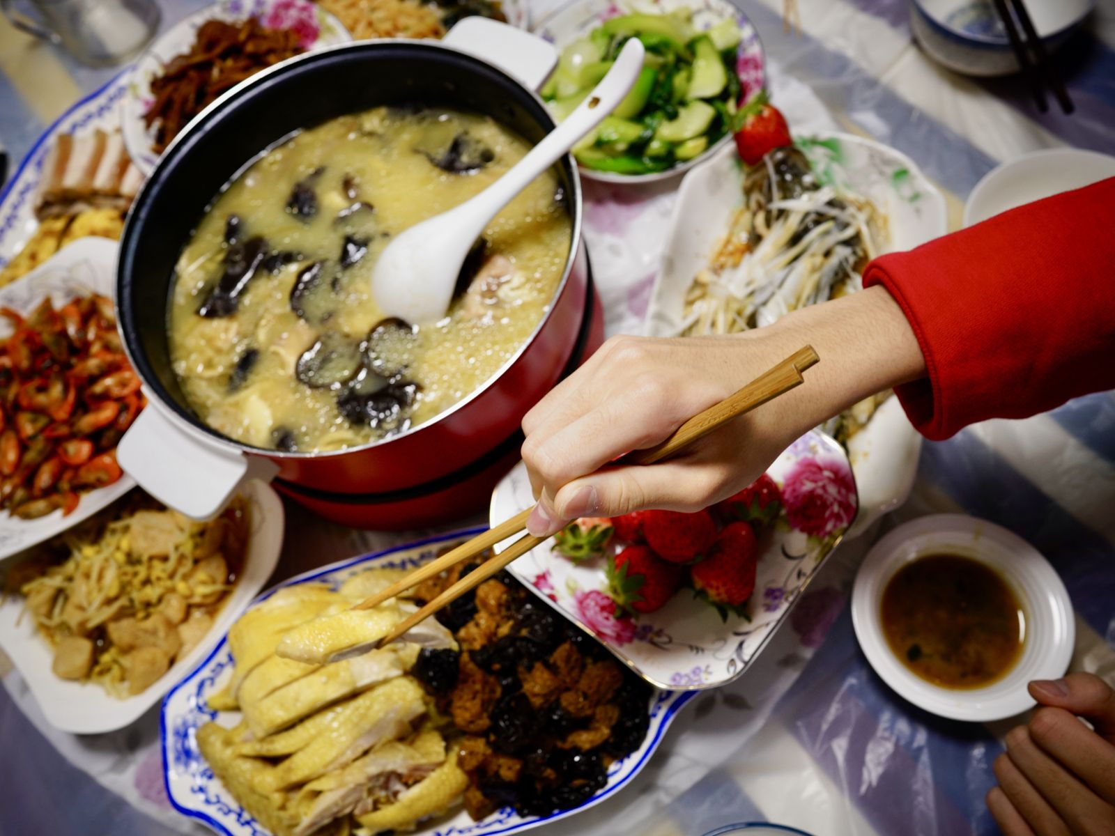 除夕年菜吃到初四！雞湯「骨肉分離」還在熱　醫示警：長期吃剩菜恐丟命