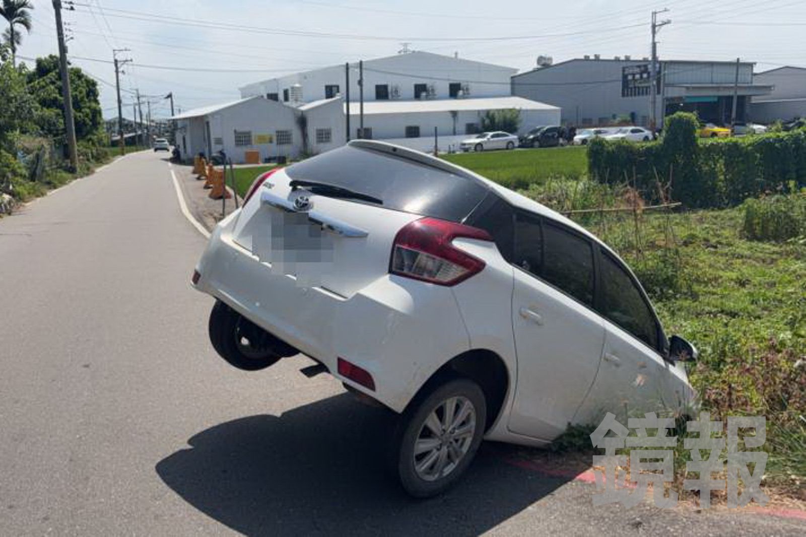 車衝田裡後輪騰空「駕駛不見了」!警巡邏覺察有異 循線衝住處救出病婦送醫