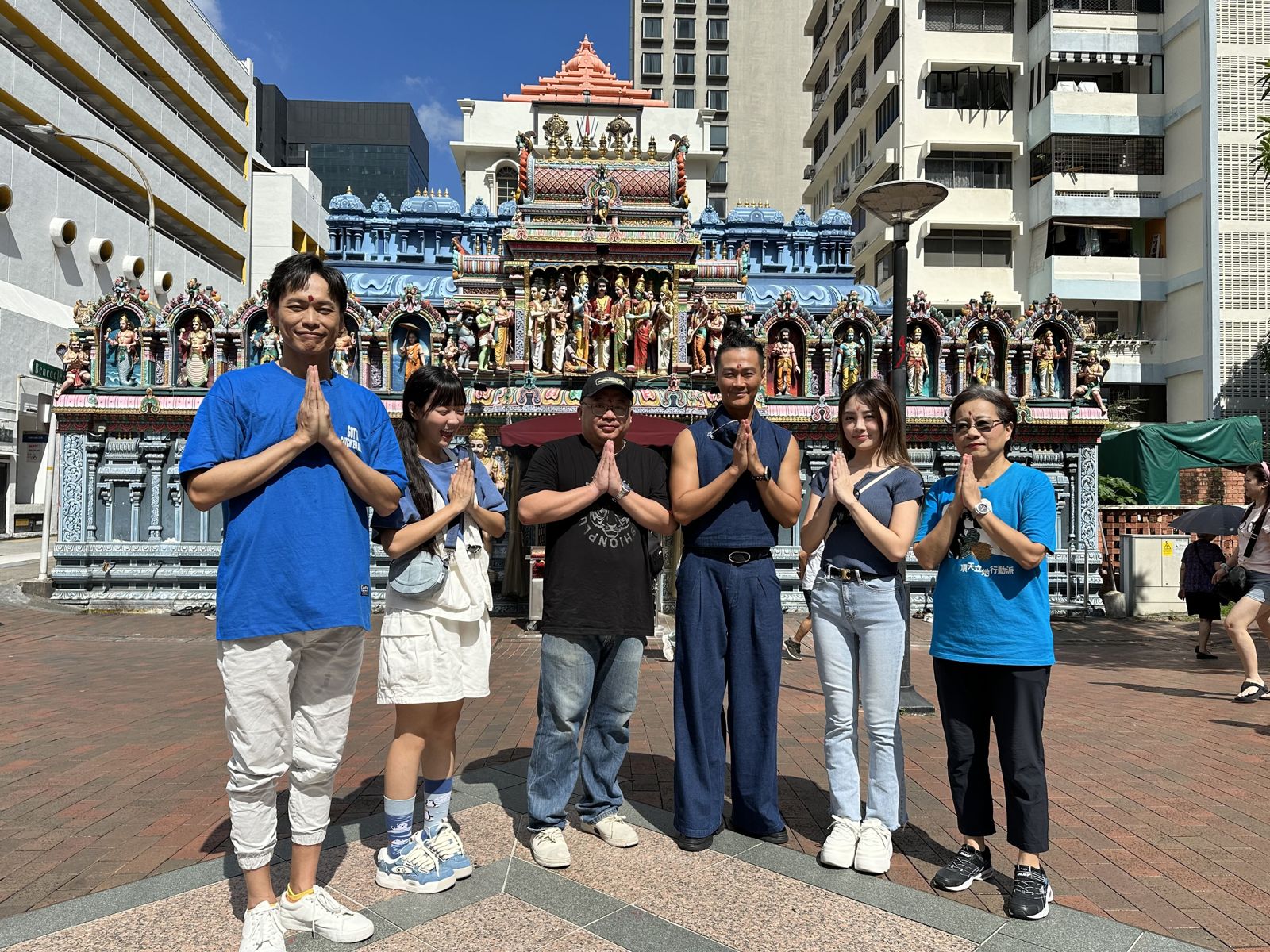 黃鐙輝（左起）、籃籃、TONY、林俊逸、若潼、台語老師一起在印度廟前合影。公視台語台提供