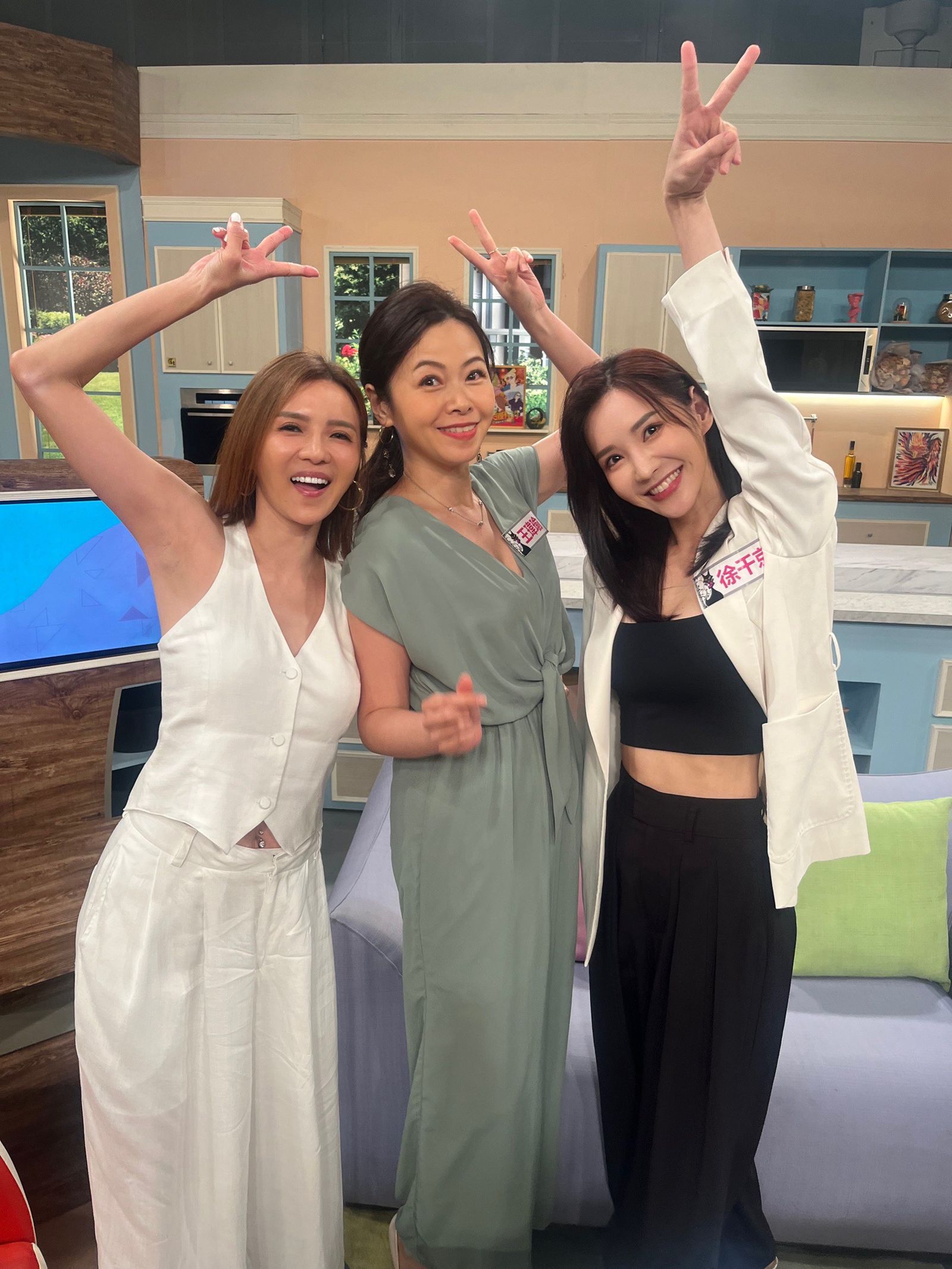胡嘉愛（左起）、王瑋瑜、徐千京笑聲與能量滿滿一整場。民視提供