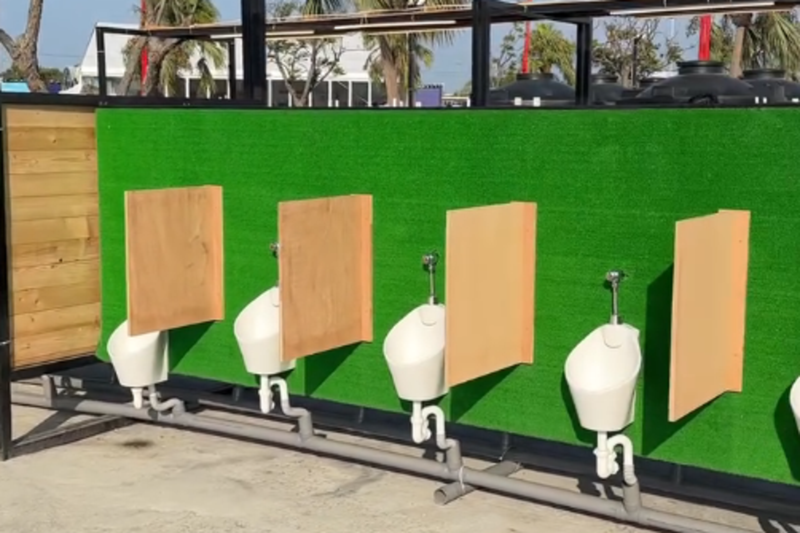 民眾認為，男廁「露天廁所」缺乏擋板或屏風，毫無隱私。圖／翻攝自Threads@resume5588