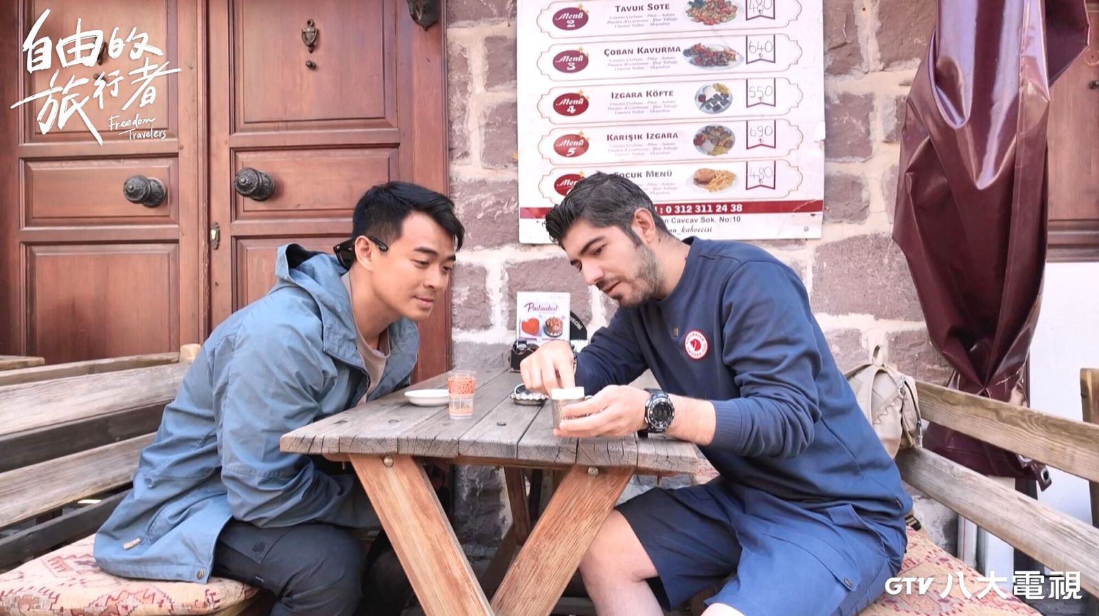 《自由的旅行者》圖佳(右)看咖啡渣形狀,預言融融(左)運勢。八大電視提供