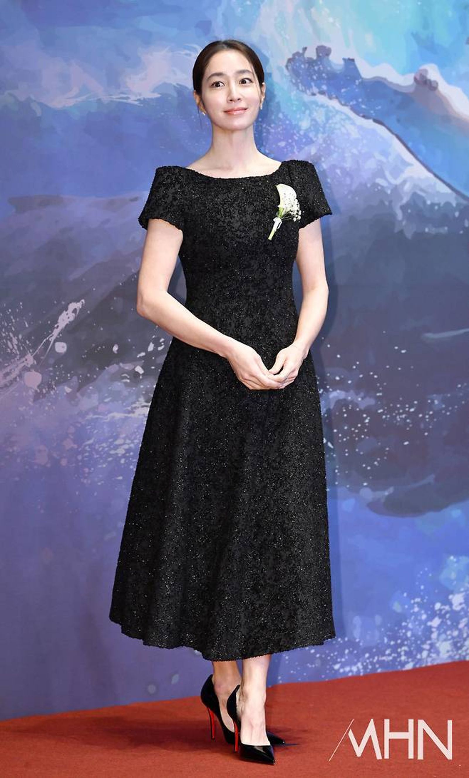 李珉廷以黑色洋裝、胸前別白花亮相。翻攝MHN