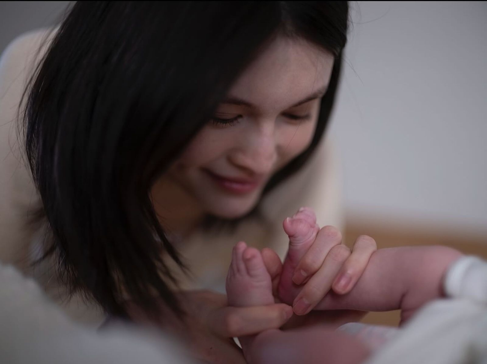 何穗握住兒子的小腳，慈愛眼神藏不住。翻攝IG@hesui923