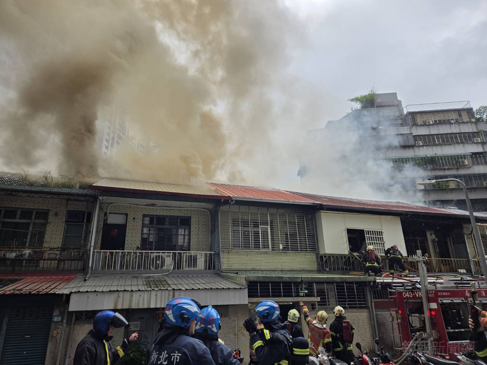 火警造成大量濃煙。翻攝畫面