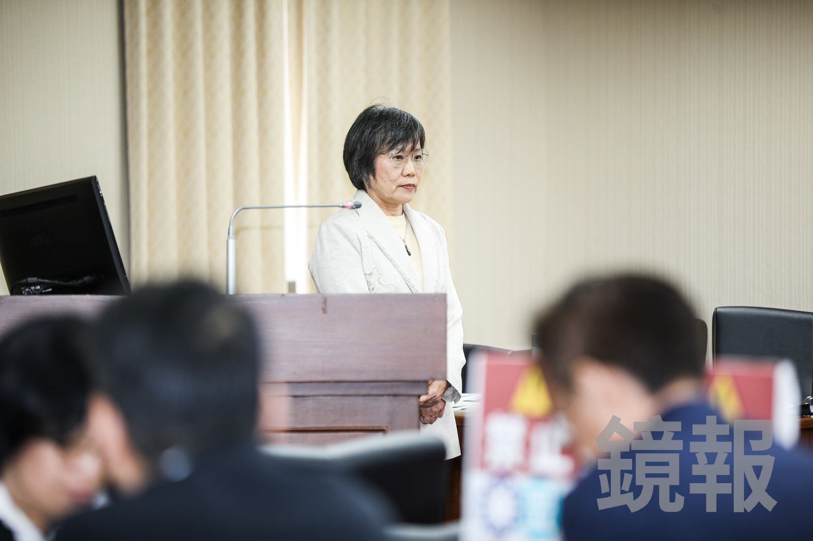 內政部長劉世芳在備詢台旁不發一語，對面的李貞秀只能上演空氣質詢。（圖／鄒保祥攝）