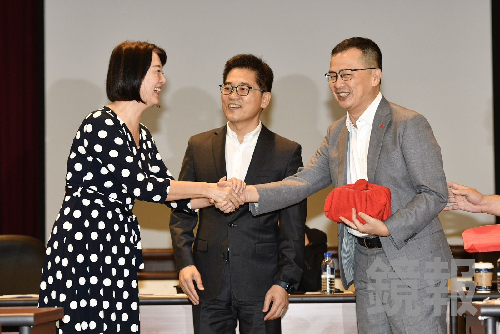 立法實務研討會今先由秘書長黃健庭主持原任書記長王鴻薇與新任書記長羅智強的印信交接儀式。(圖/李智為攝)