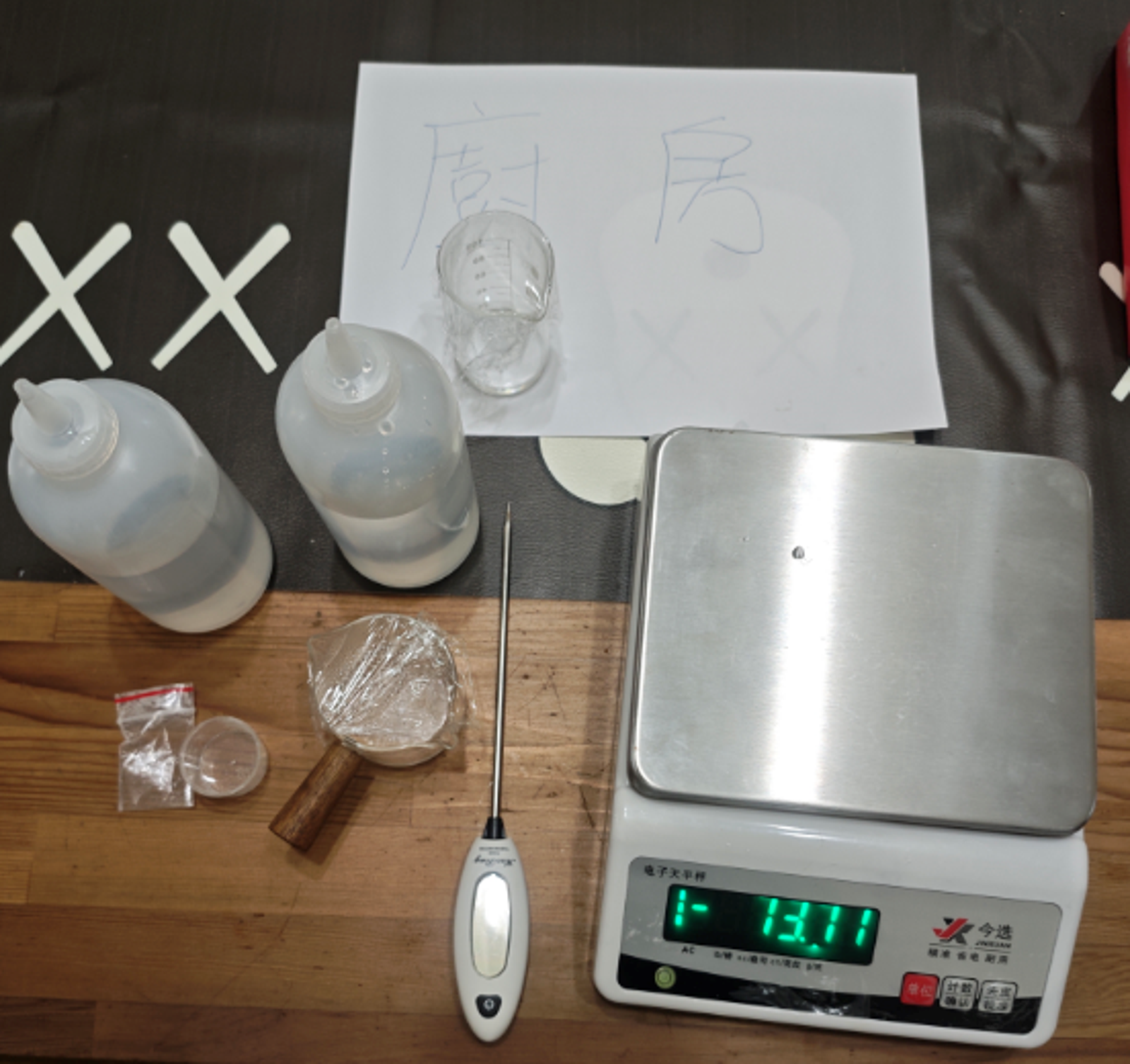 警方現場查扣的證物。翻攝畫面
