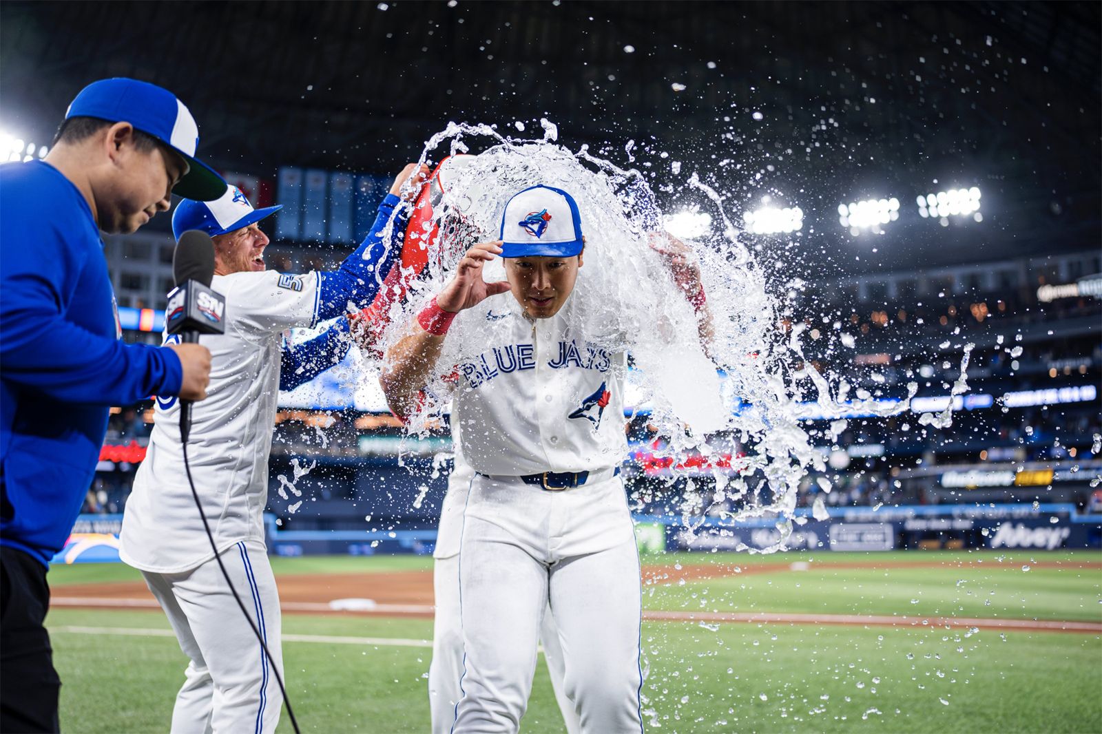 岡本和真敲大聯盟首發全壘打　獲藍鳥隊友冰水洗禮