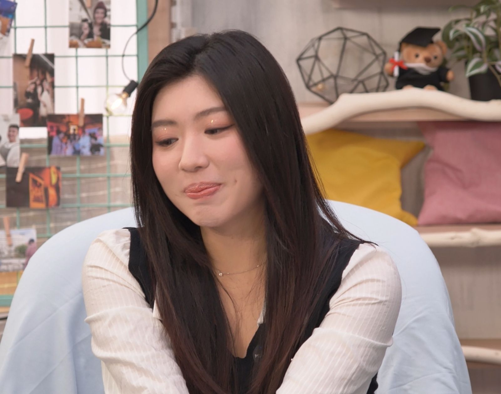 看到洪義下跪，CINDY直搖頭。三立提供