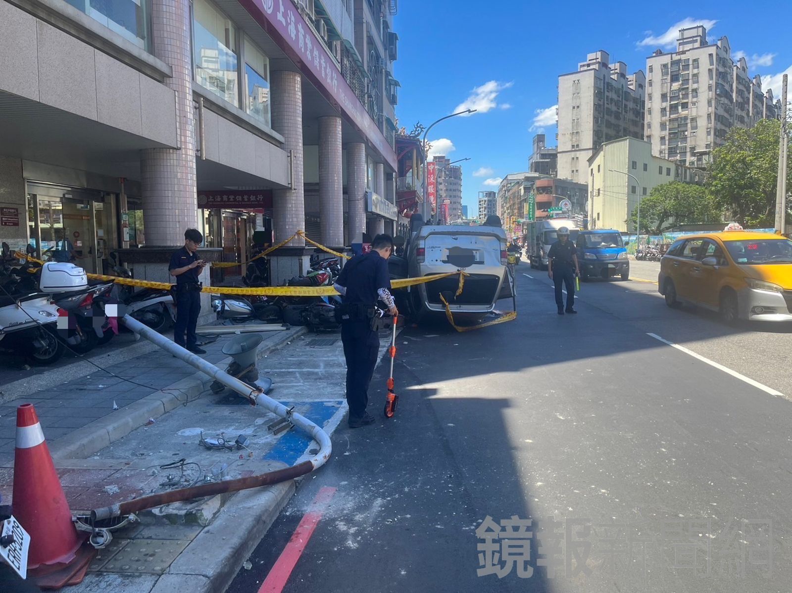 老翁撞倒燈桿翻車還波及19部機車。警方提供