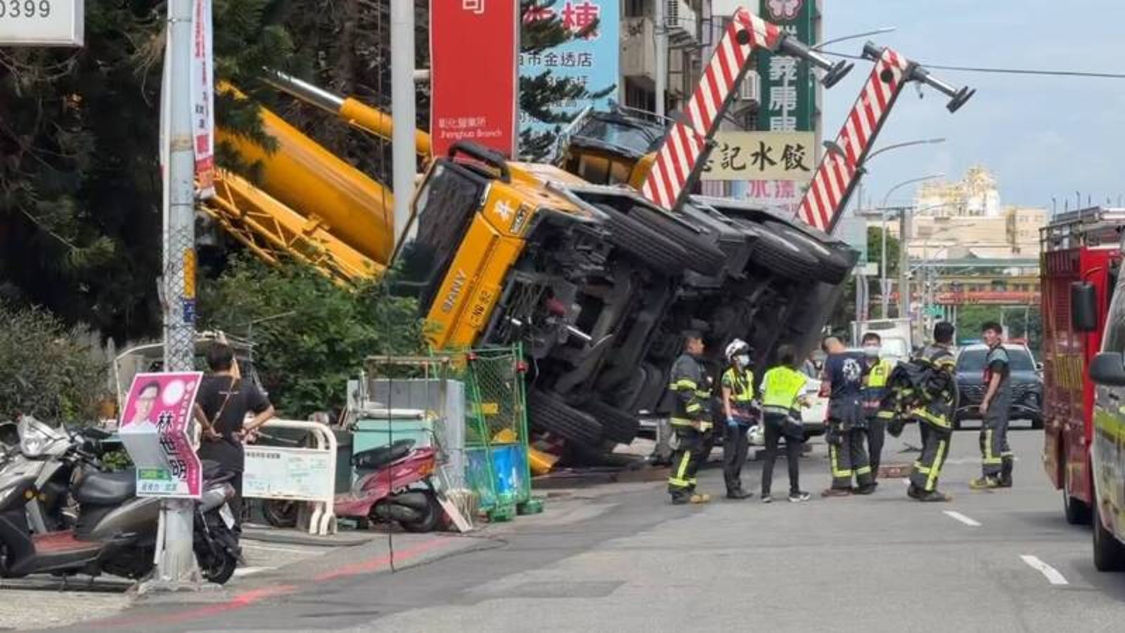 彰化大型吊車側翻「巨輪懸空」 里長到場驚呼:昨天剛普渡,老天保佑!