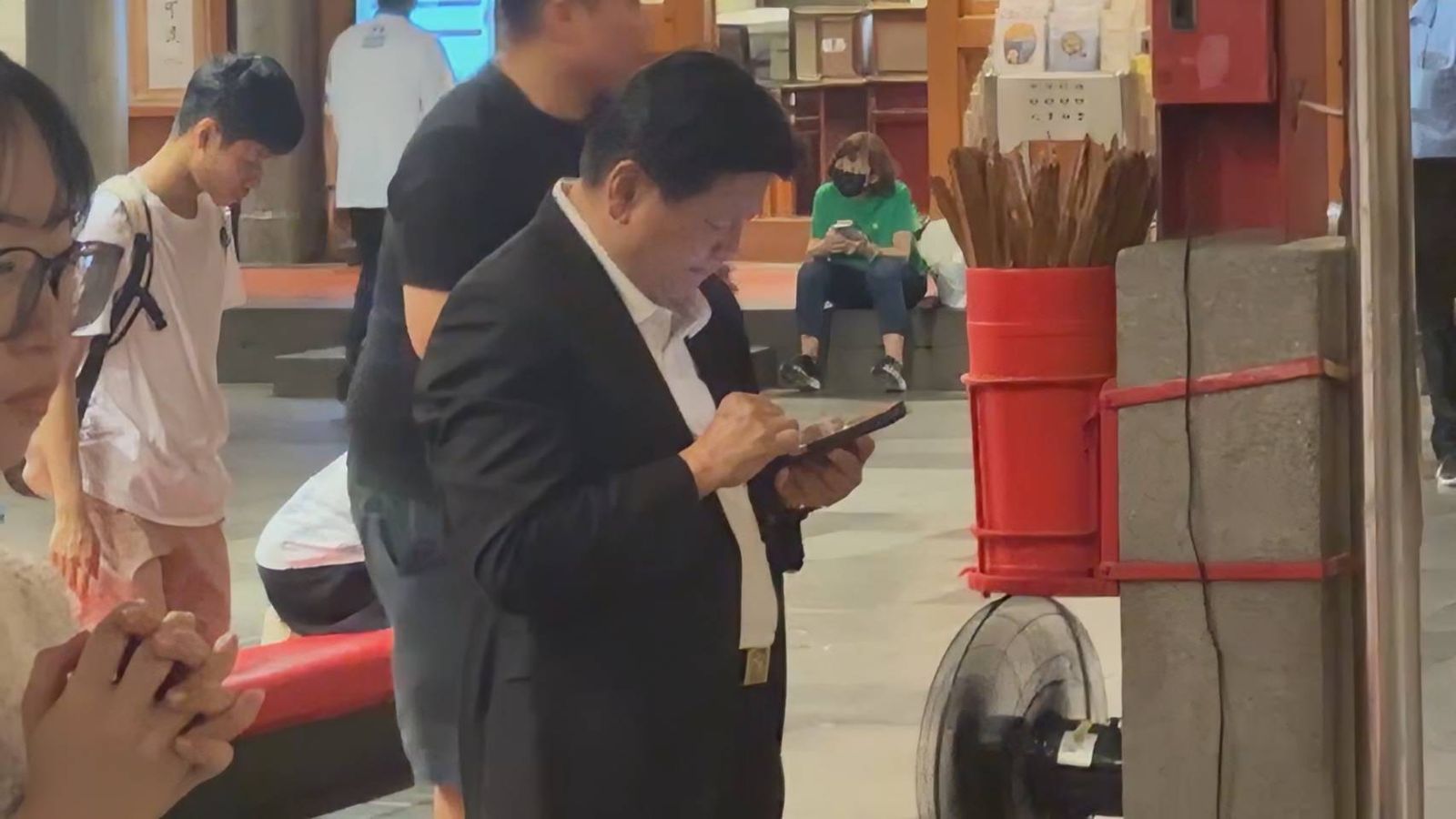 罷免三階起跑!跟林右昌同一天拜關公 傅崐萁被拍到參拜時還滑手機