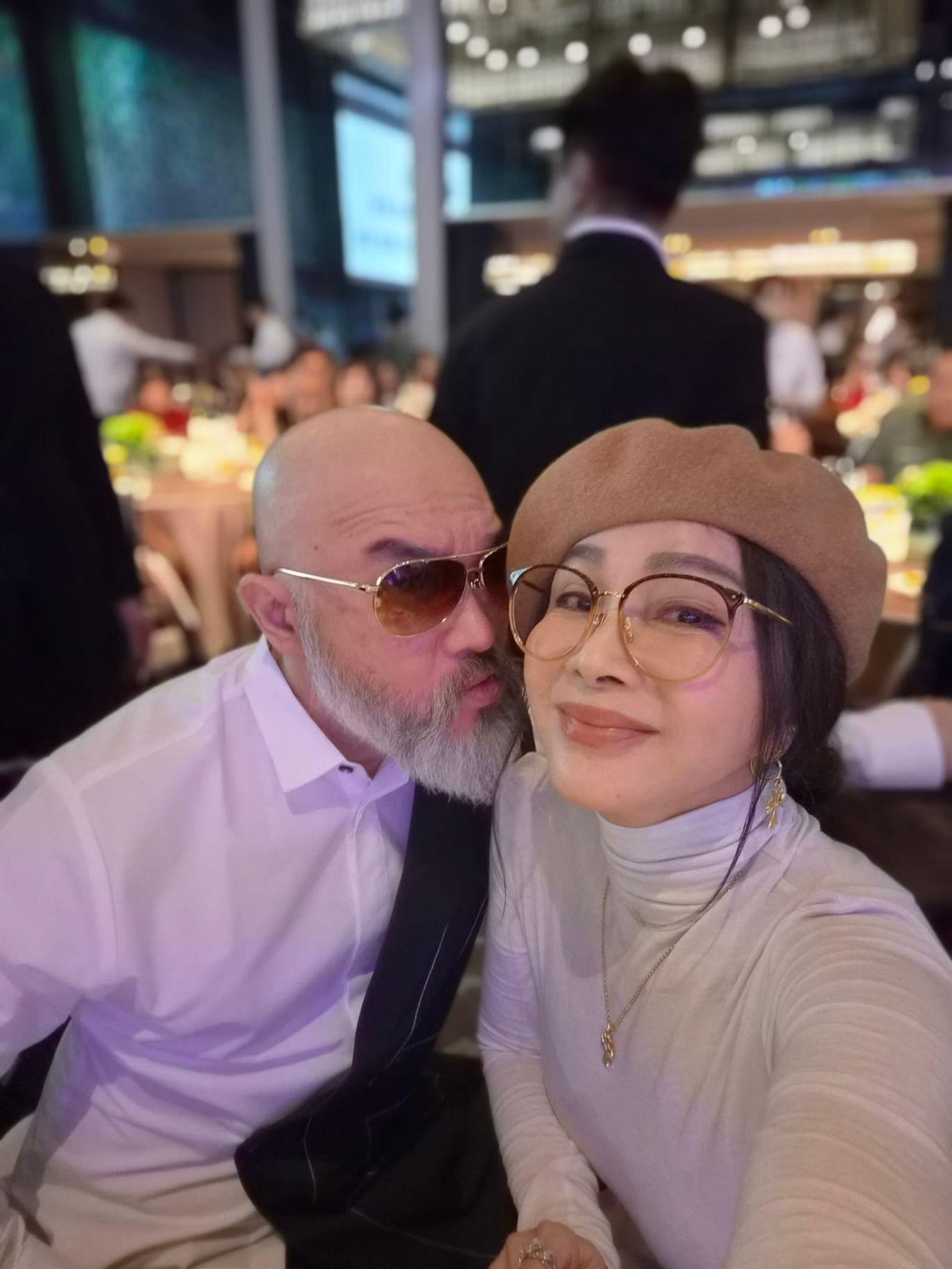 陳美鳳（右）與辛龍親暱合照。翻攝臉書