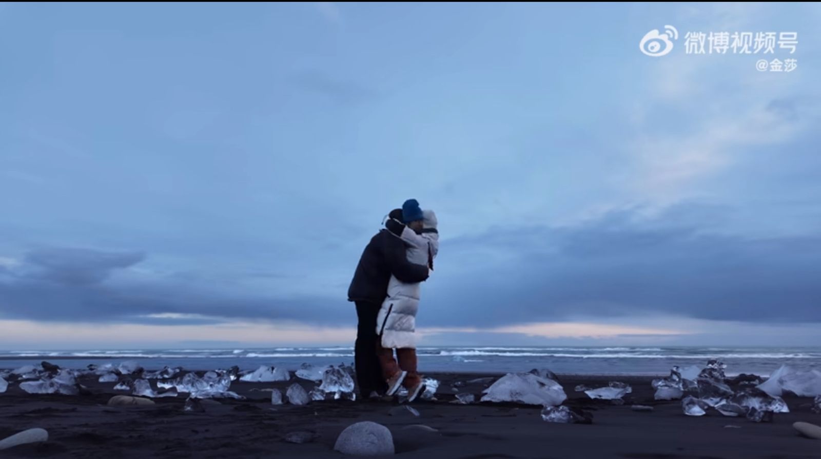 兩人感動地抱在一起，在冰島極光下見證兩人的愛情。翻攝微博@金莎