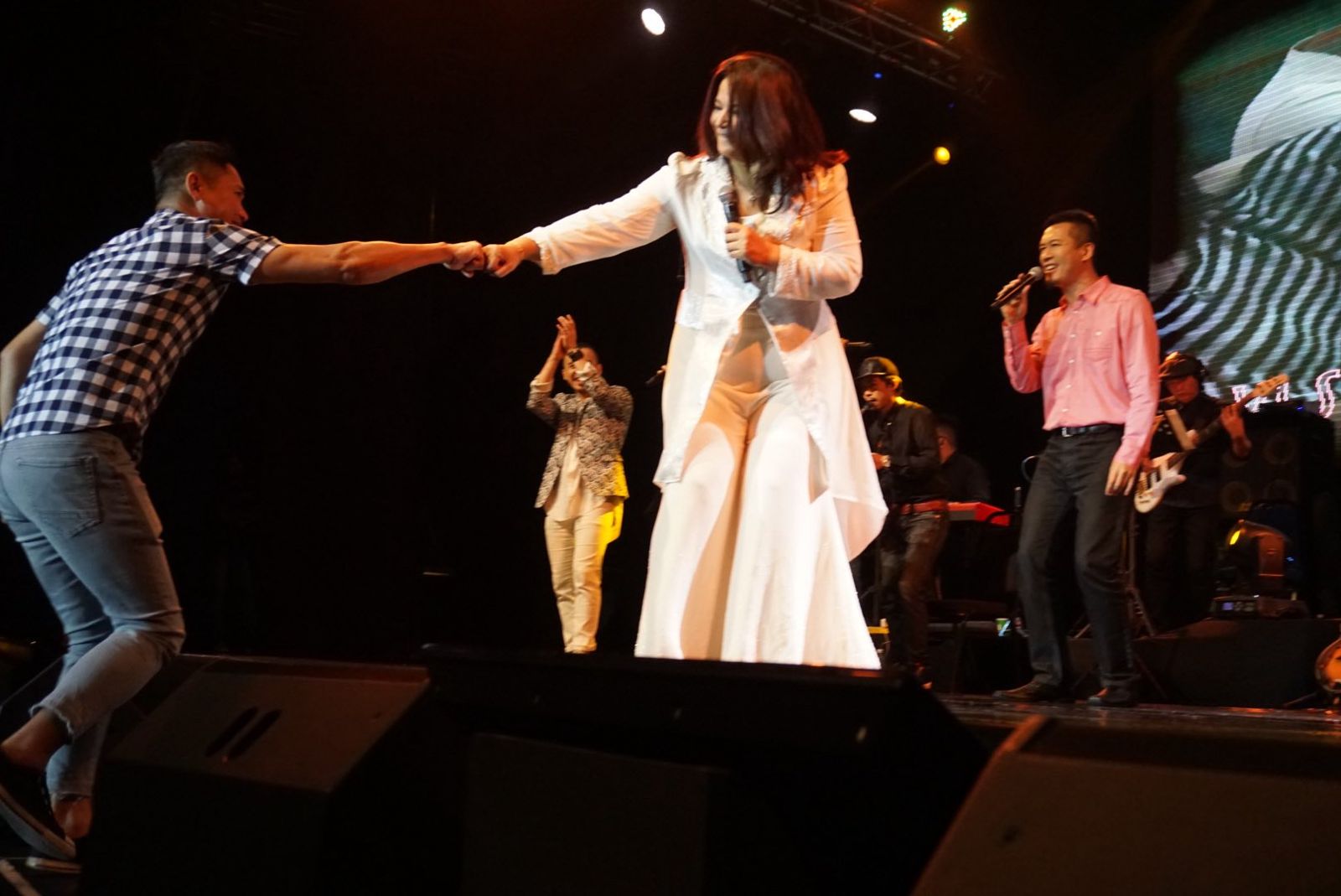 裘海正(右)發文哀悼黃志明。翻攝裘海正臉書