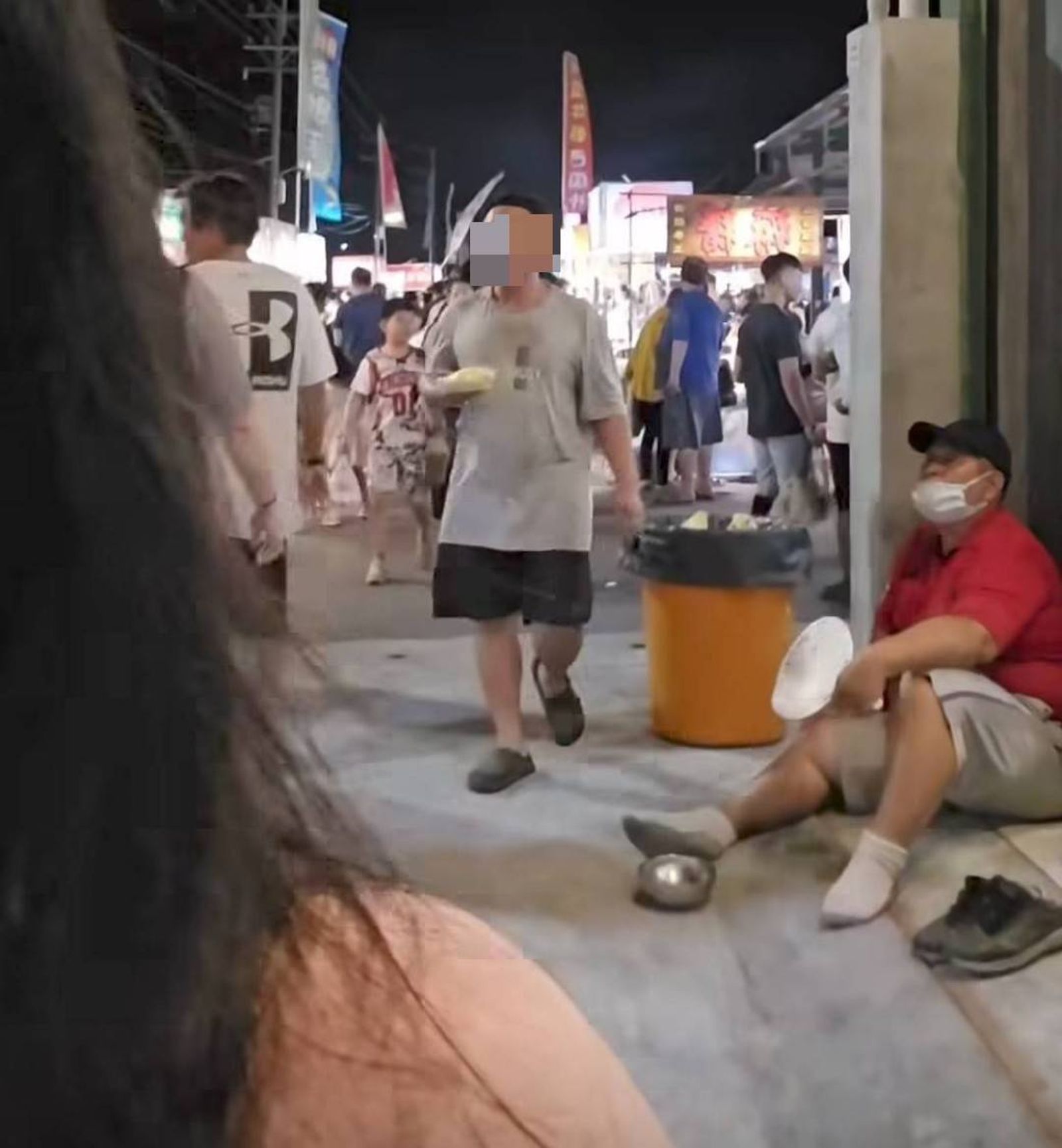 山寨版阿翰夜市拿榴槤「逼債式尾隨」女顧客索賠 警到場秒改口
