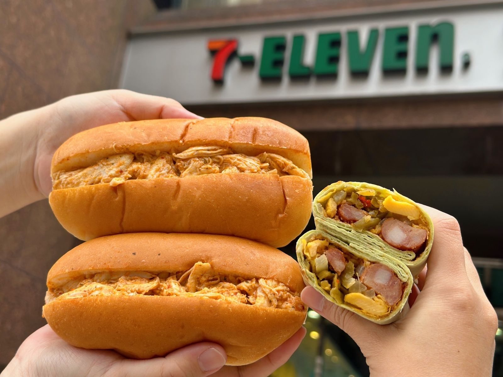 「香菜風味辣醬雞肉堡」（圖左）有濃郁香菜味，微辣開胃；「香菜風味嘎香腸ㄟ捲餅」（圖右）吃得到蒜味香腸，搭配辣炒酸菜，很涮嘴。（皆69元／個，7-ELEVEN供圖）