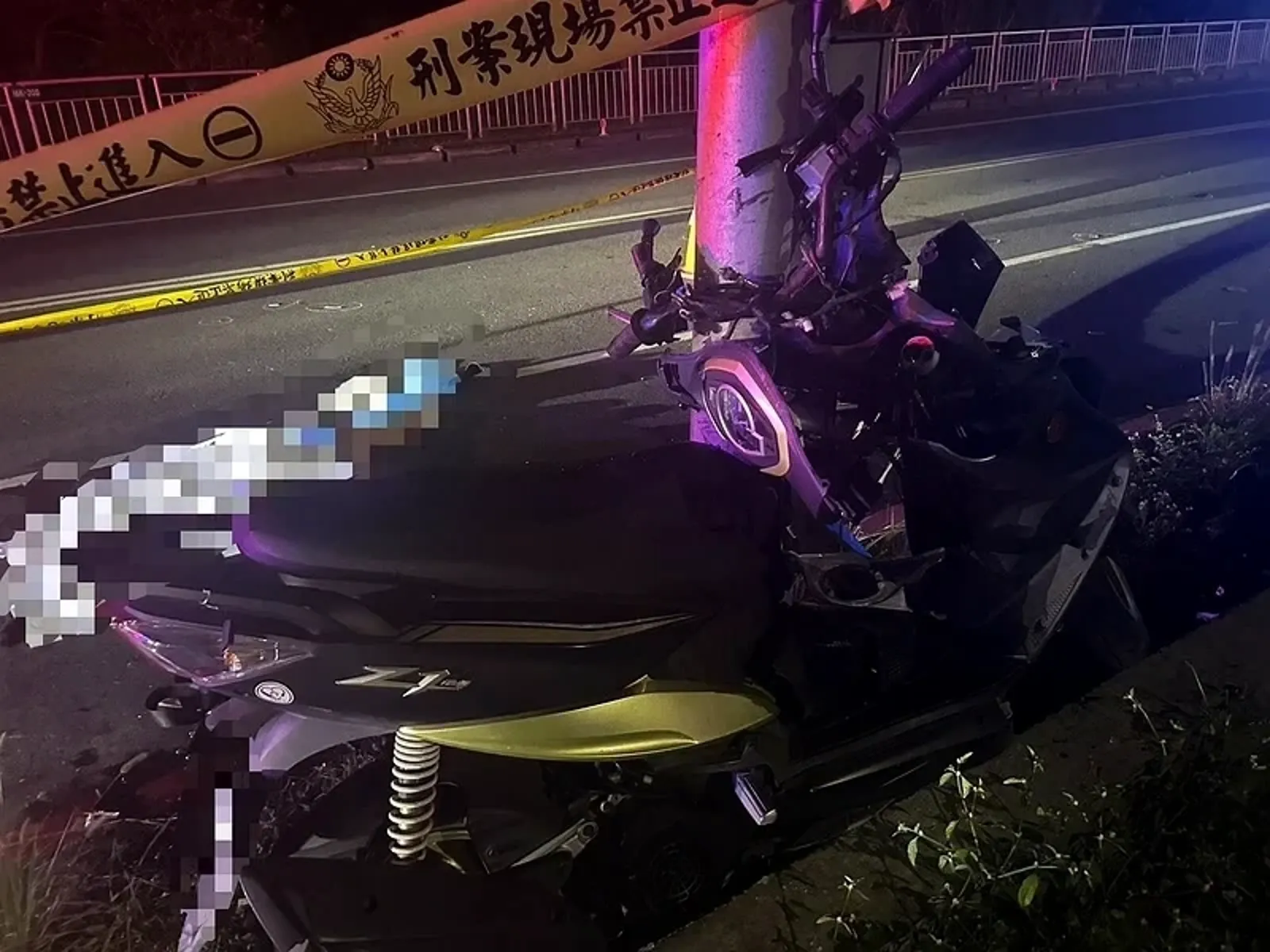 板橋深夜重大車禍！機車失控撞路燈　19歲騎士、未成年女友雙雙殞命