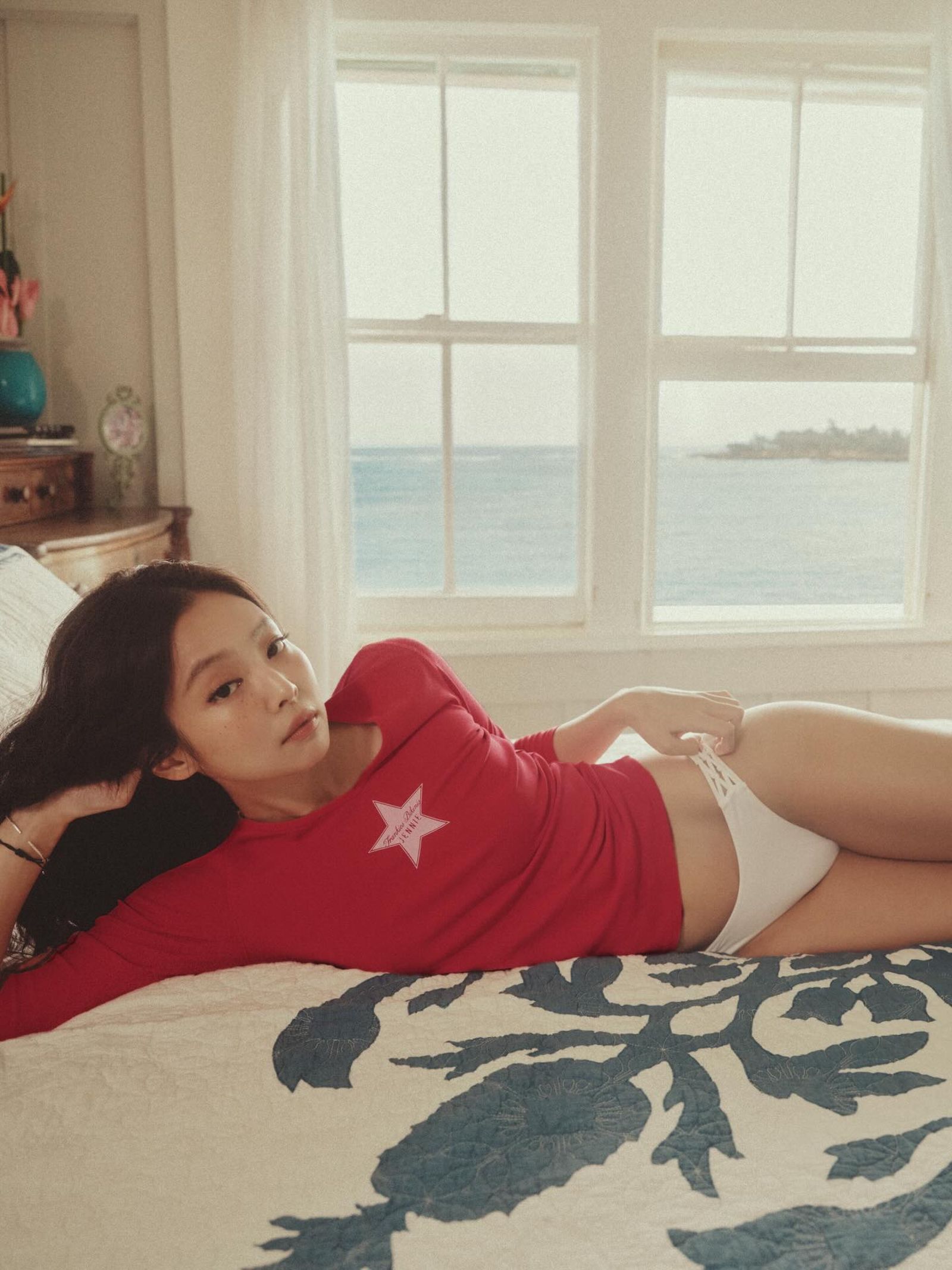 Jennie躺在床上隨興擺拍。翻攝IG@jennierubyjane