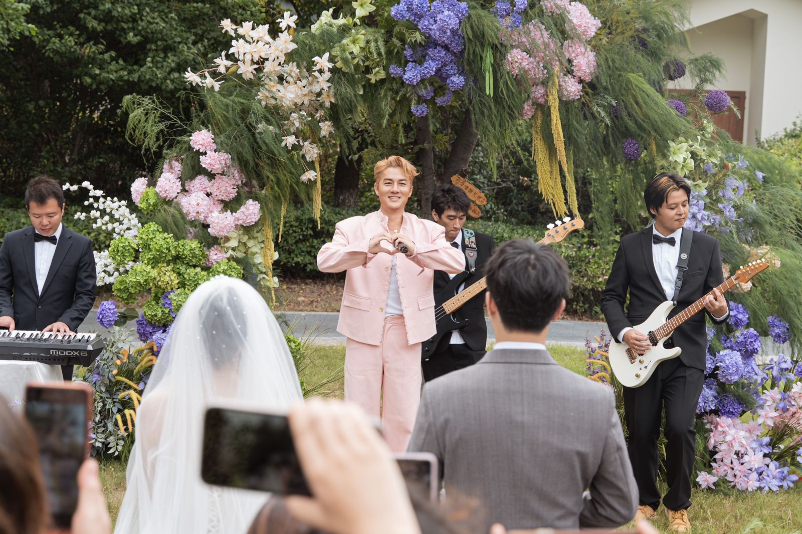 吳克群突襲婚禮「閃現開唱」 新人一臉懵「真的不是節目整人?」