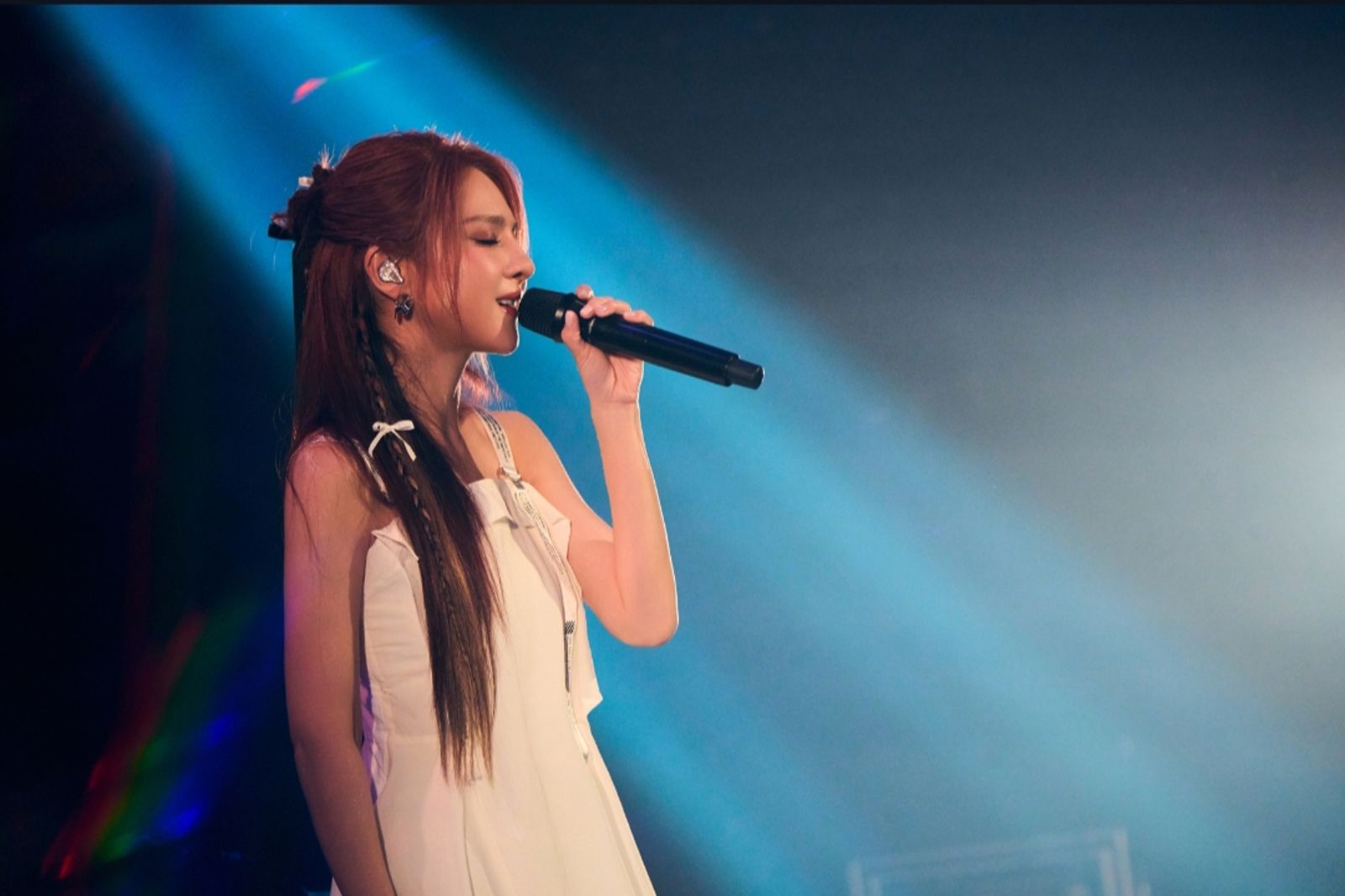 郭靜不畏豪雨高雄開唱 竟被搶麥、點唱王心凌的歌現場超失控